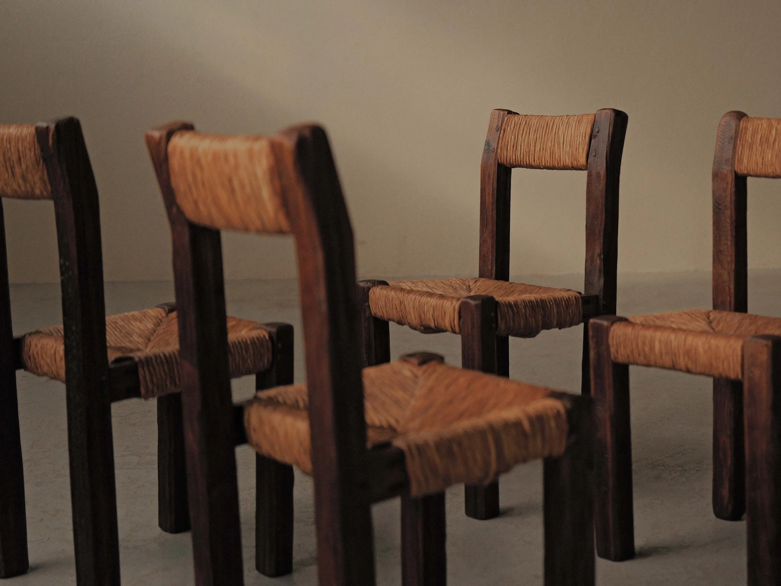 20261019A-ensemble-de-4-chaises-en-meleze-massif-et-paille-tressee-travail-artisanal-francais-vers-1960-2.jpg