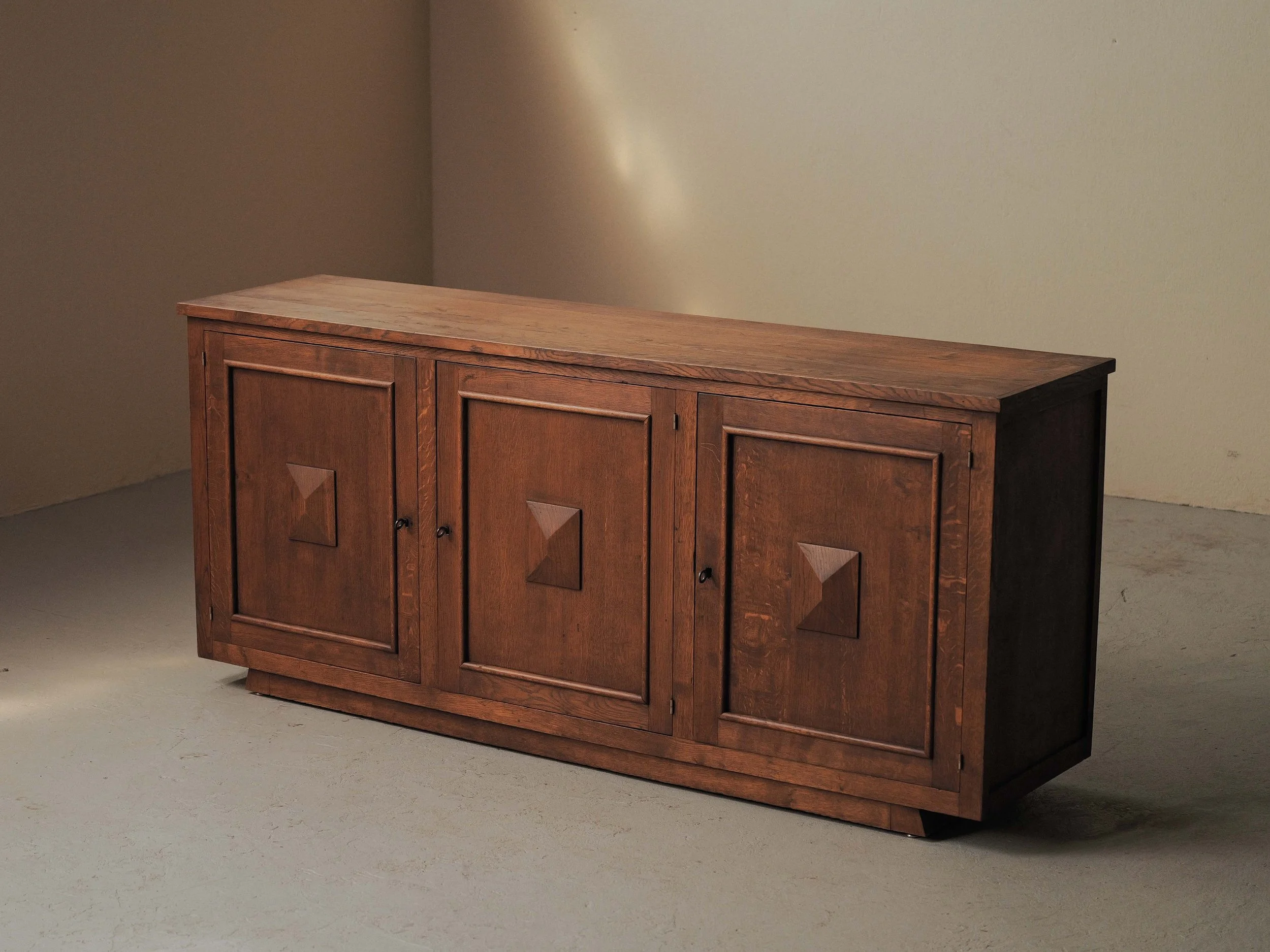 20260507M-meuble-buffet-artisanal-en-chene-massif-vers-1950-4.jpg