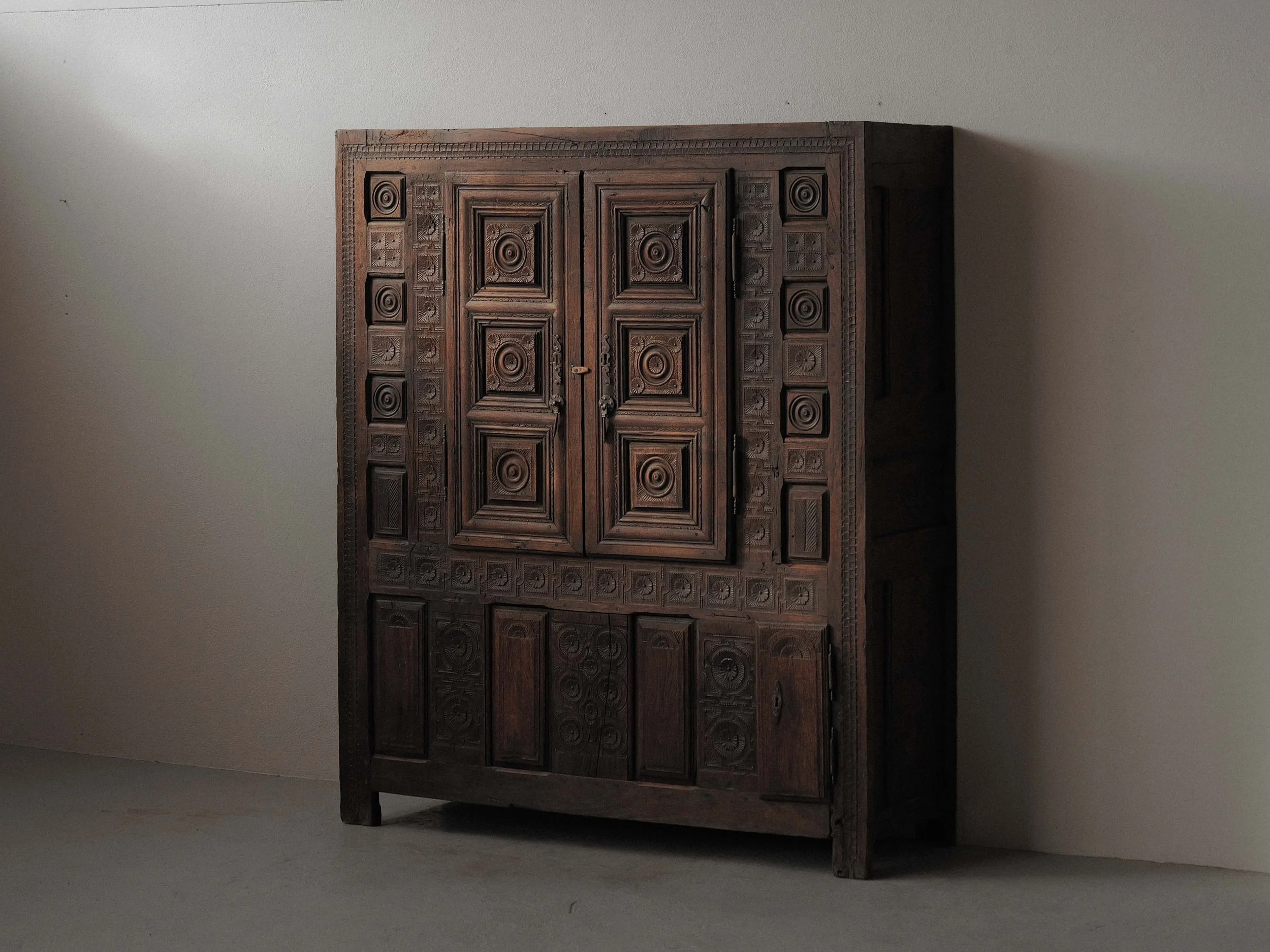 20260923M2-Armoire-coffre-en-chene-massif-entierement-sculptee-art-populaire-basque-19eme-siecle-8.jpg