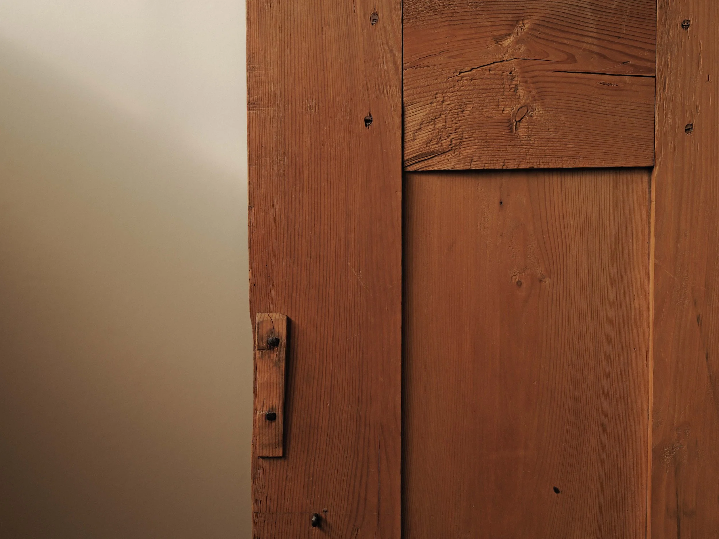 20260224M-meuble-deux-portes-en-pin-massif-dit-presse-a-lin-art-populaire-Lozere-19eme-siecle-8.jpg
