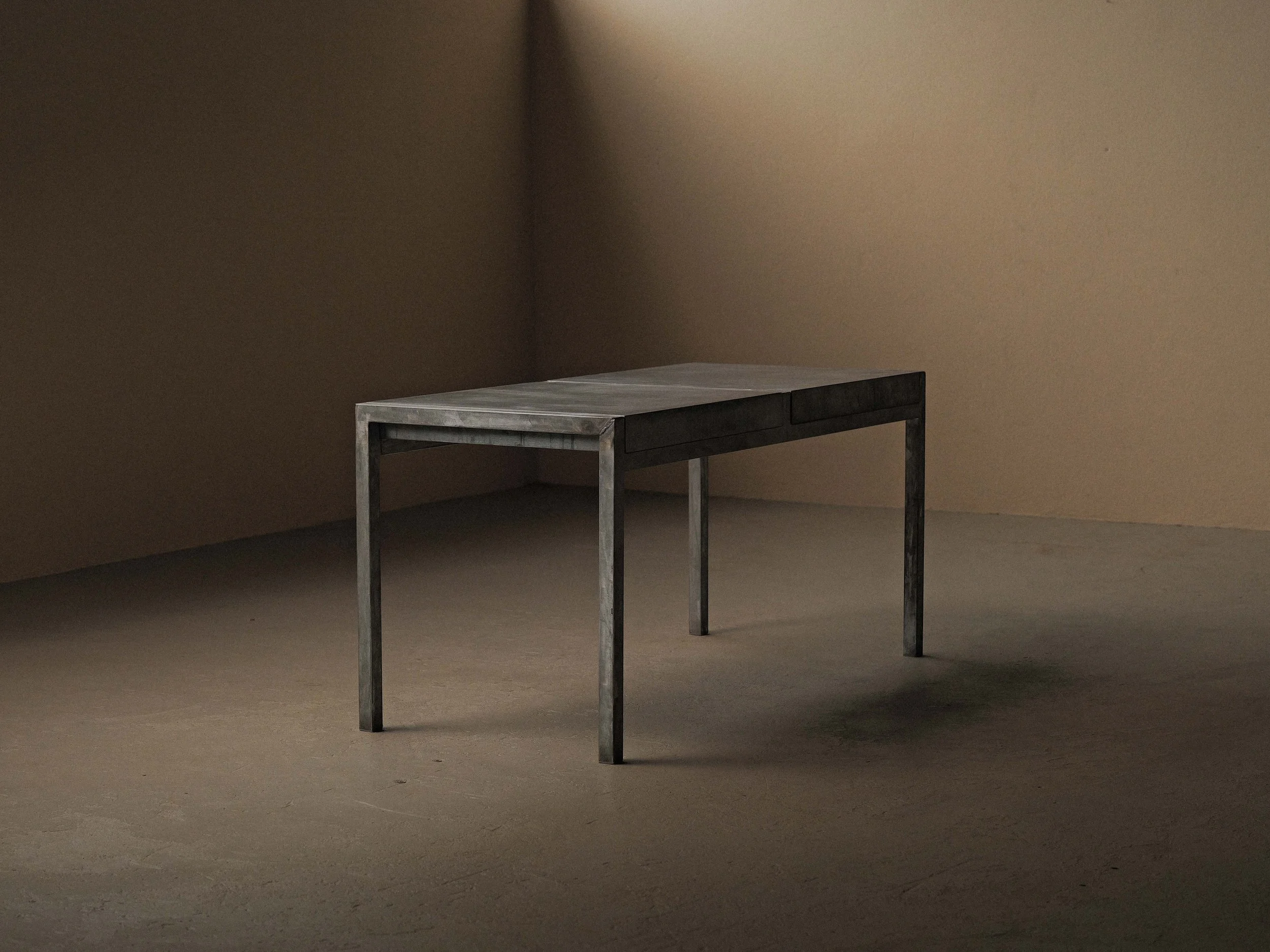 20260210T3-table-ou-bureau-artisanale-en-acier-galvanisé-et-zinc-vers-1980.jpg