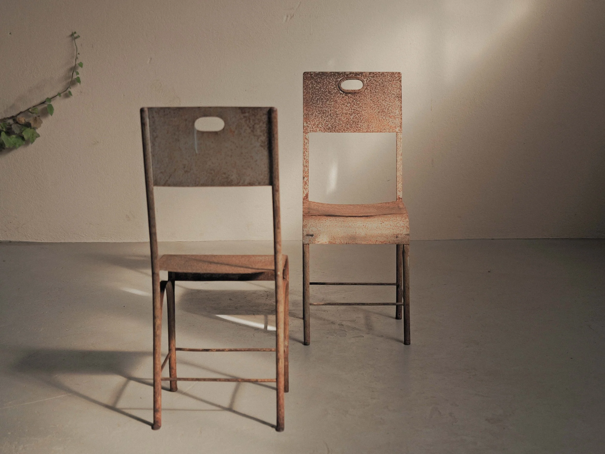 20260921A2-paire-de-chaises-en-acier-rivete-vers-1920-4.jpg