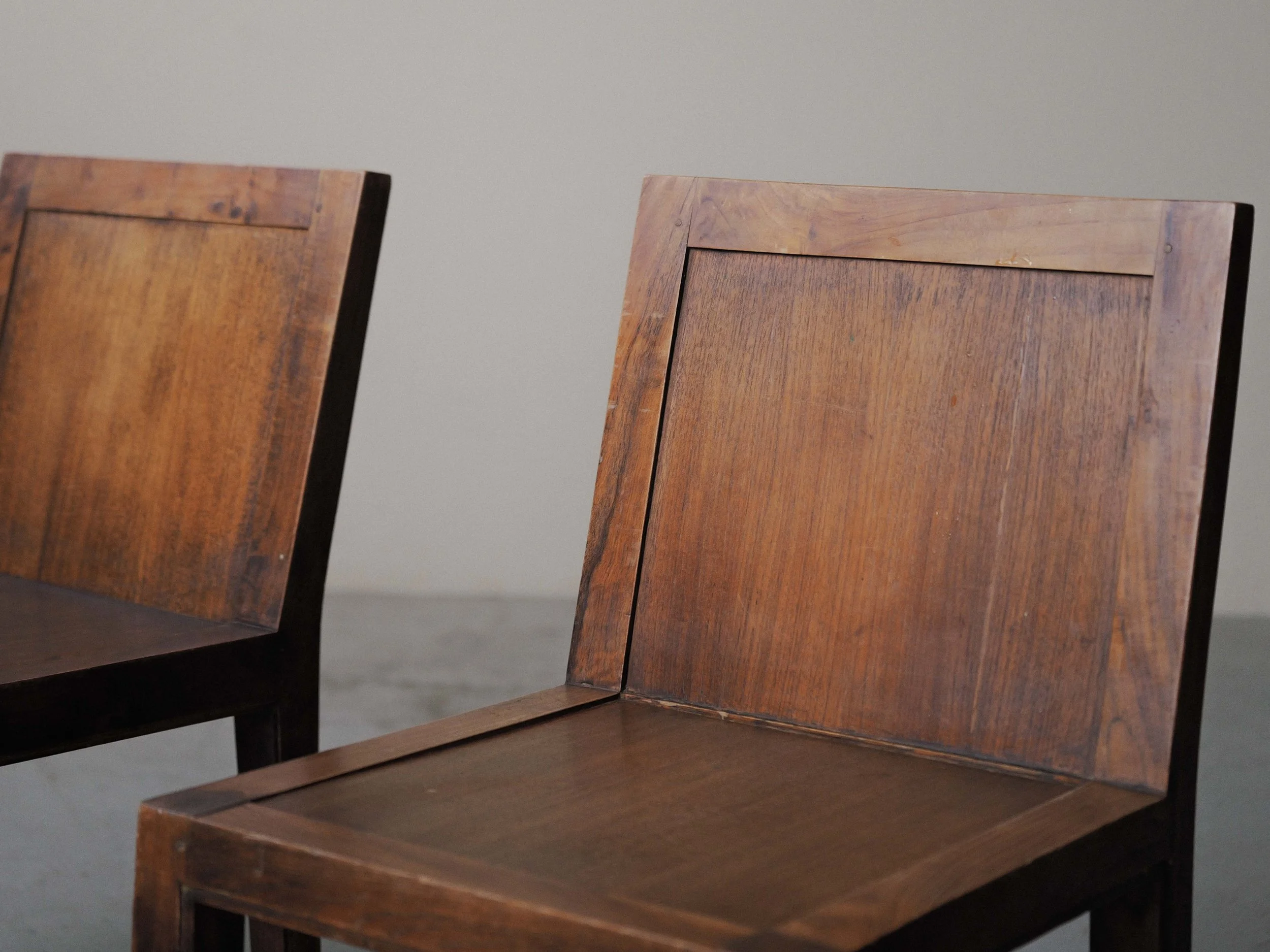 20260612A-Ensemble-de-6-chaises-enchene-massif-et-placage-de-chene-travail-artisanal-France-vers-1970-1980-6.jpg