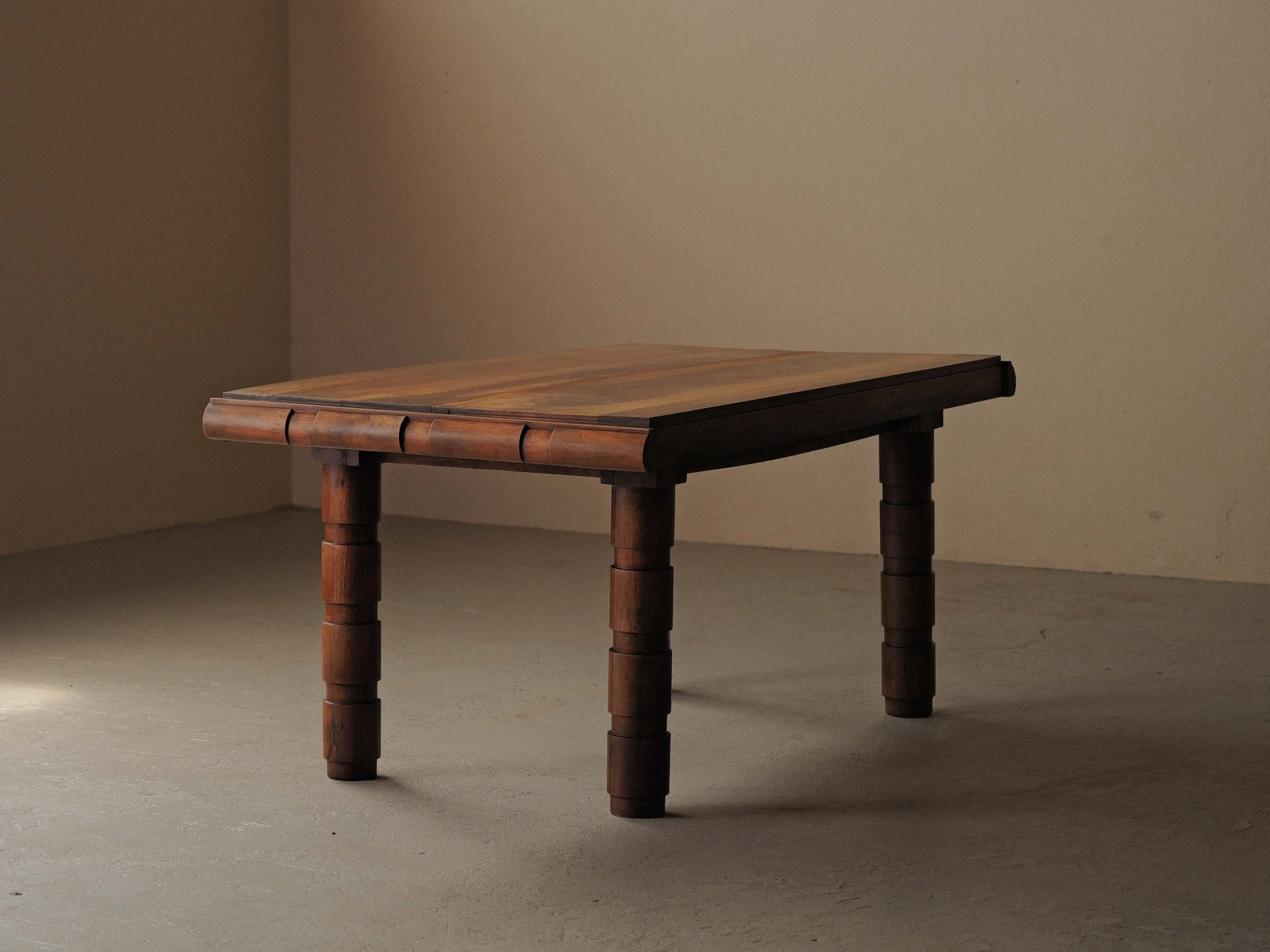 Table en chêne et noyer, travail français, vers 1940