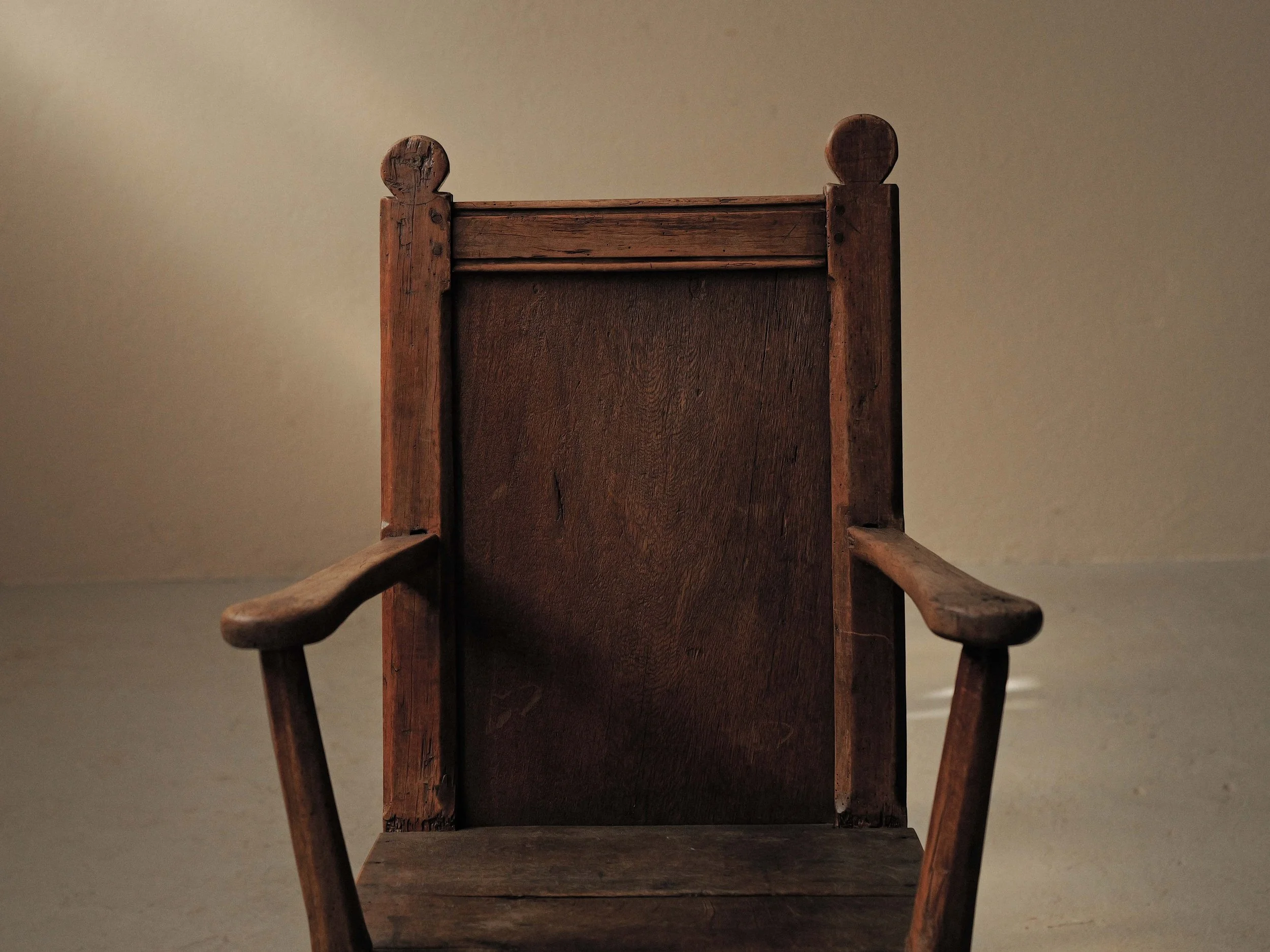 20260922A-fauteuil-rustique-en-chene-massif-travail-populaire-francais-19eme-siecle-7.jpg
