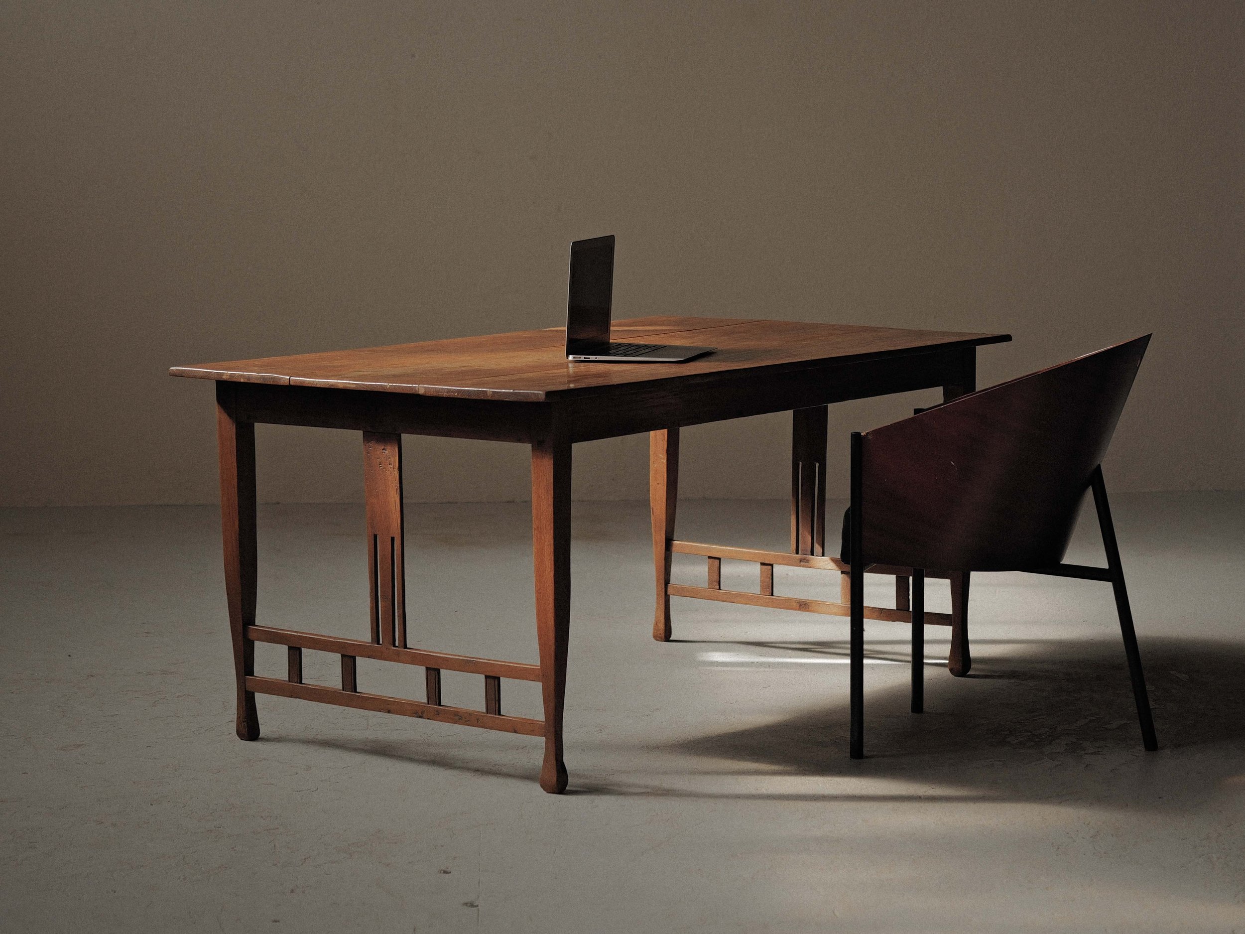 20261014T-Table-ou-bureau-en-chene-massif-de-style-arts-and-crafts-vers-1900-19.jpg