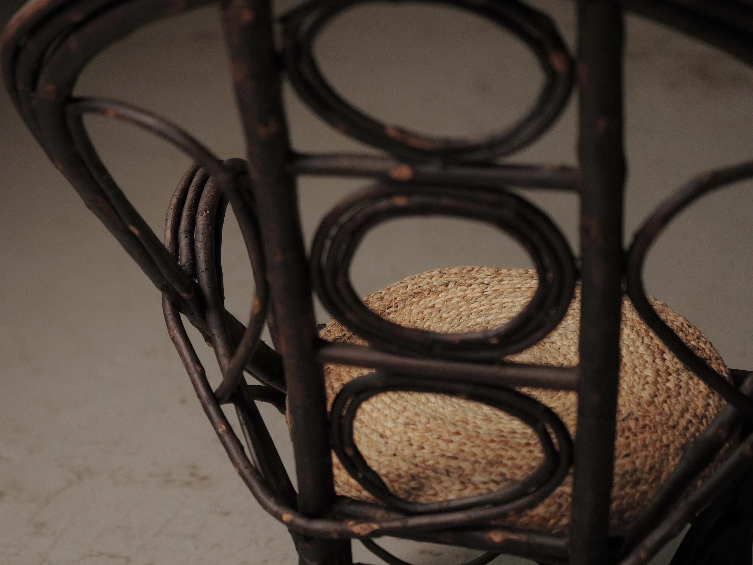 20261014A-Fauteuil-sculptural-en-branche-de-noisetier-artisanal-travail-populaire-auvergne-vers-1900-13.jpg