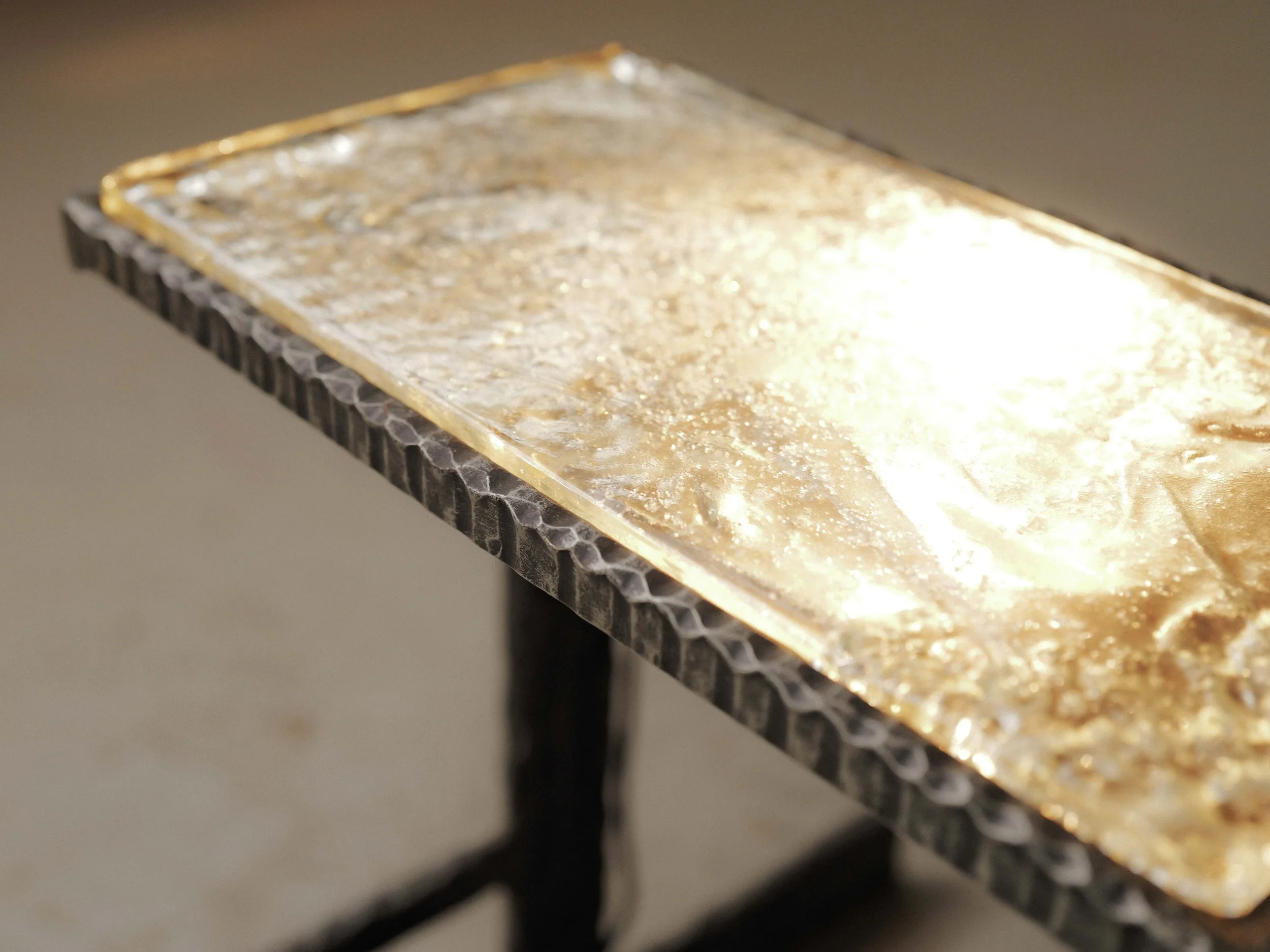 20260630T-table-d-appoint-brutaliste-en-fer-forge-et-dalles-de-verre-eclairante-11.jpg