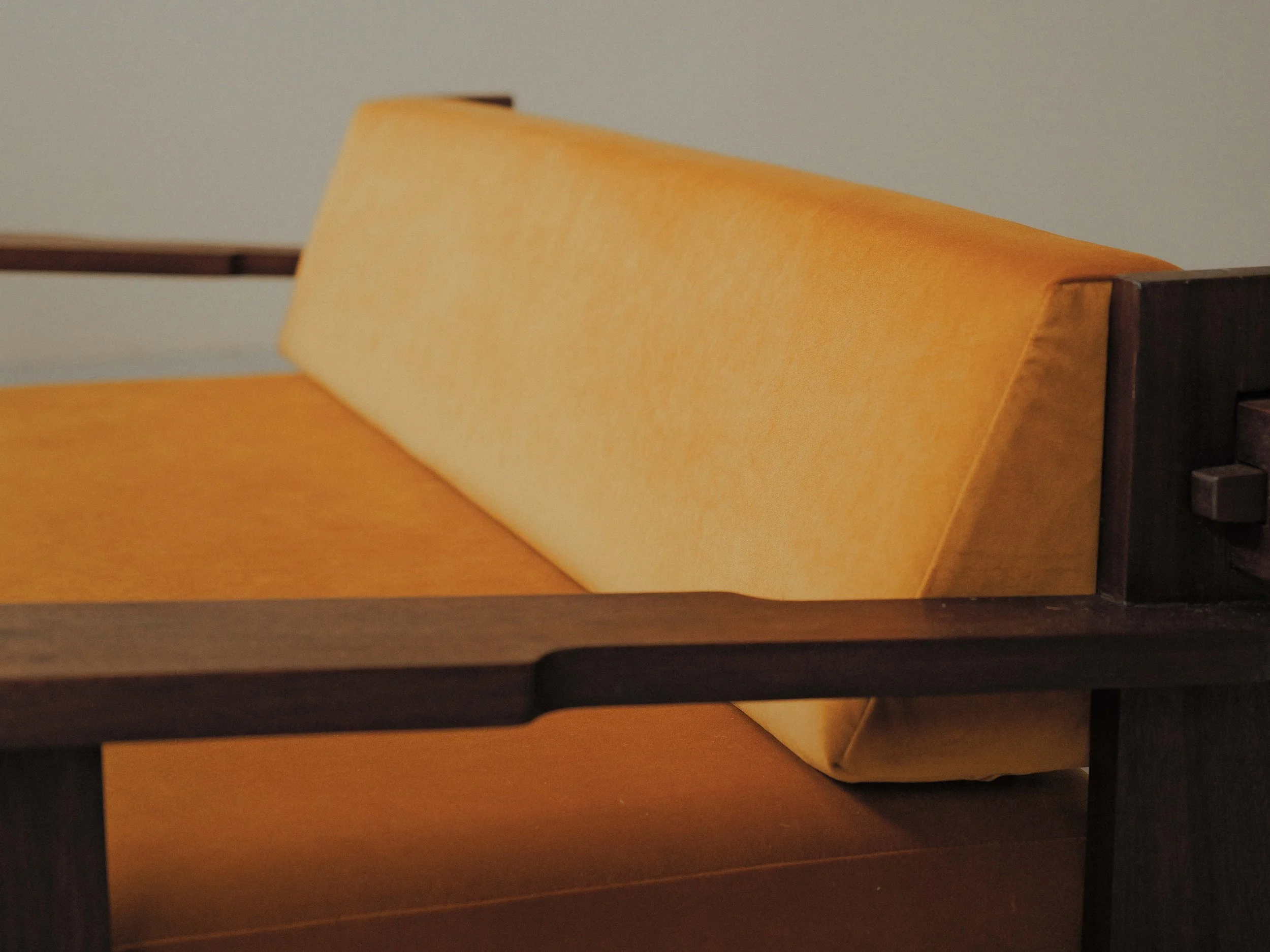 20260414A3-Banquette-artisanale-travail-d-architecte-bois-massif-tissu-moutarde-circa-1970-11.jpg