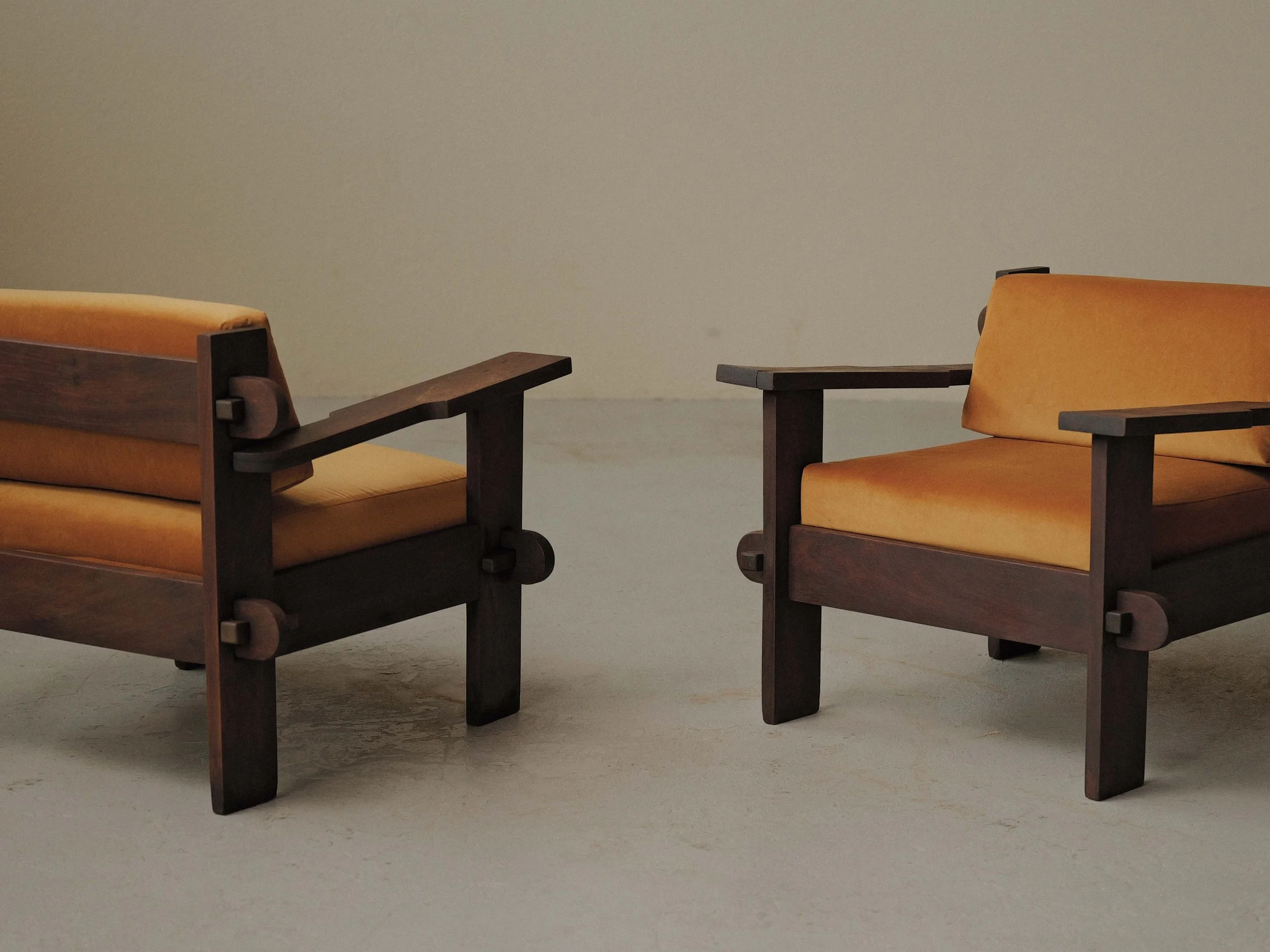 20260414A3-Paire-de-fauteuil-artisanale-travail-d-architecte-bois-massif-tissu-moutarde-circa-1970-10.jpg