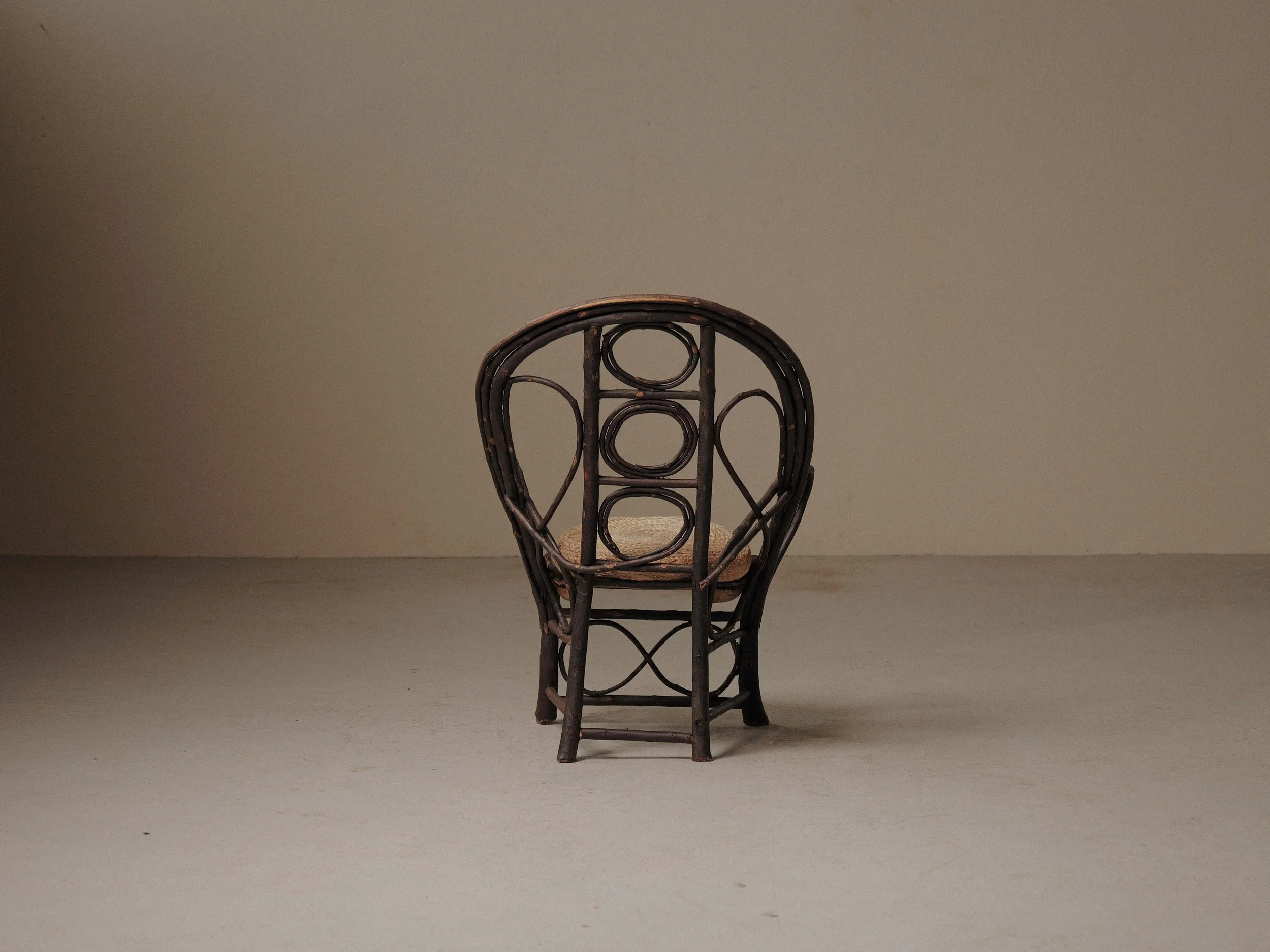 20261014A-Fauteuil-sculptural-en-branche-de-noisetier-artisanal-travail-populaire-auvergne-vers-1900-12.jpg
