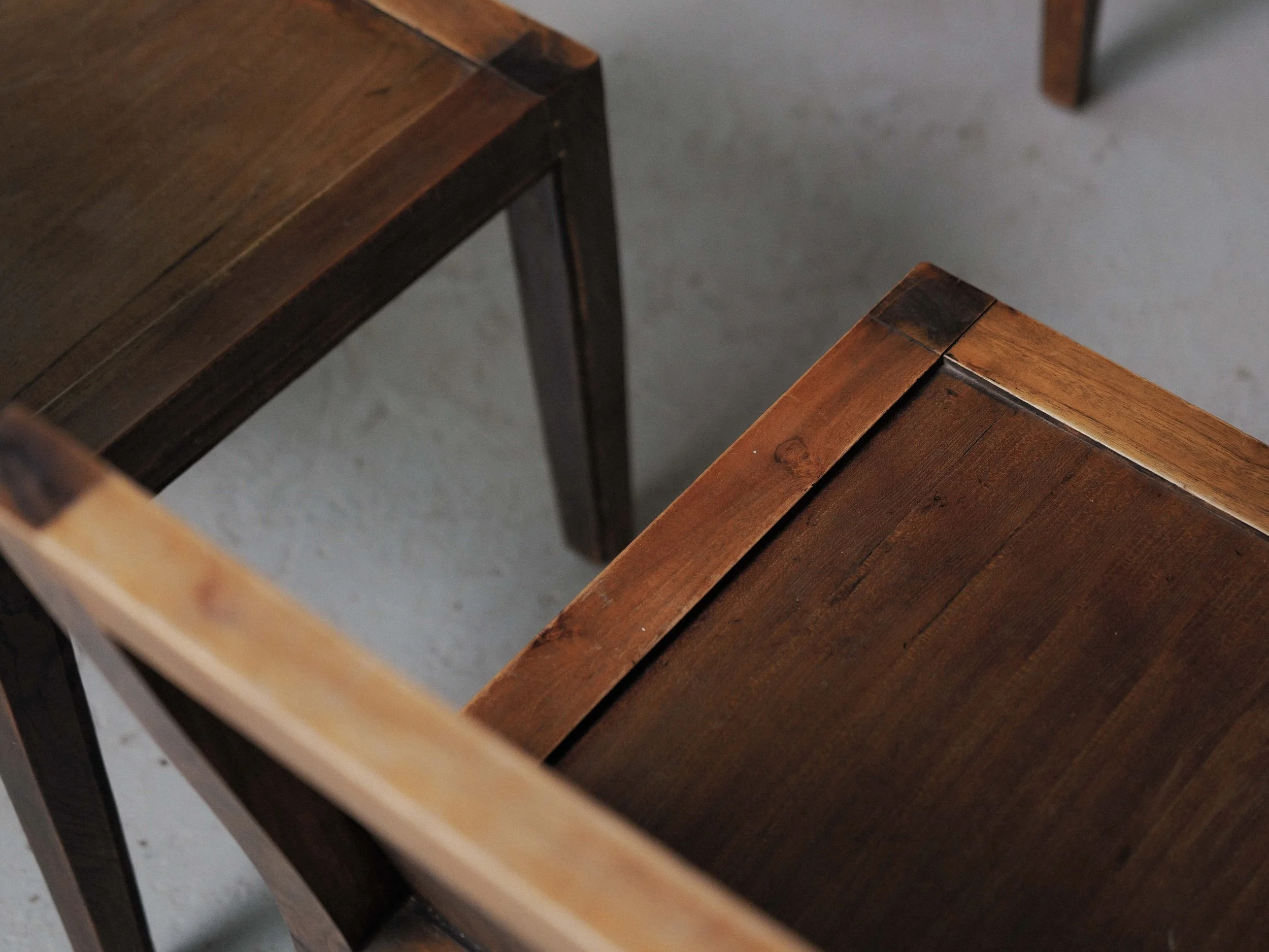 20260612A-Ensemble-de-6-chaises-enchene-massif-et-placage-de-chene-travail-artisanal-France-vers-1970-1980-5.jpg