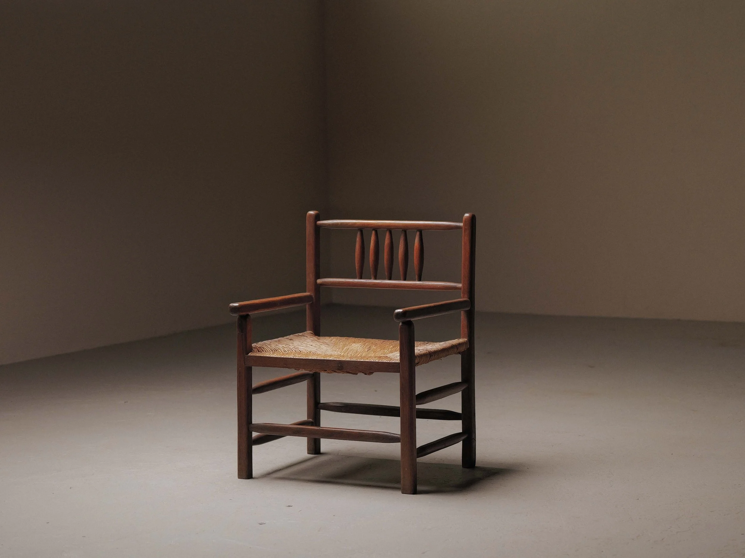 20260421A2-Fauteuil-bois-massif-paille-Vers-1950.jpg
