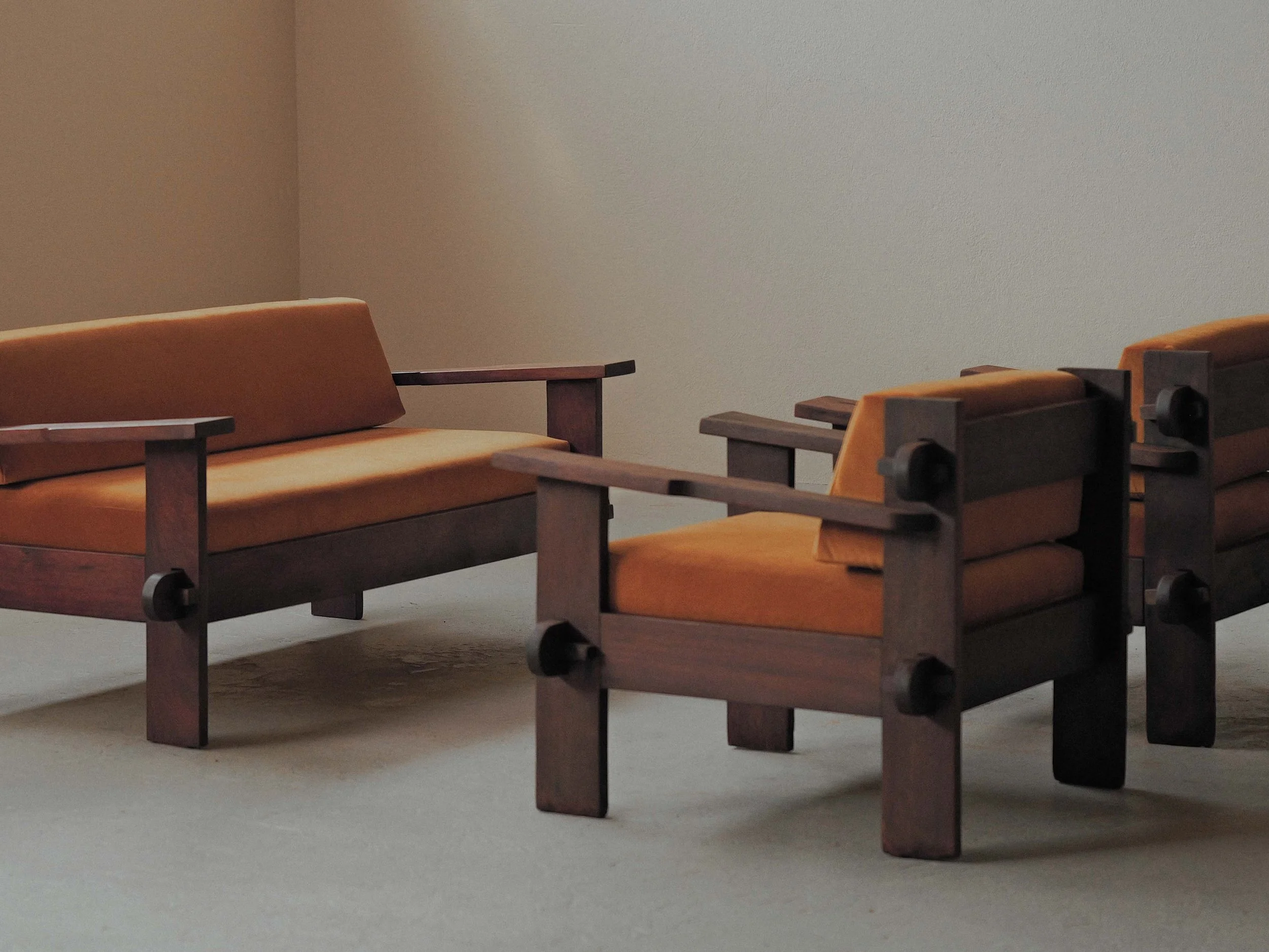 20260414A3-Banquette-artisanale-travail-d-architecte-bois-massif-tissu-moutarde-circa-1970-3.jpg