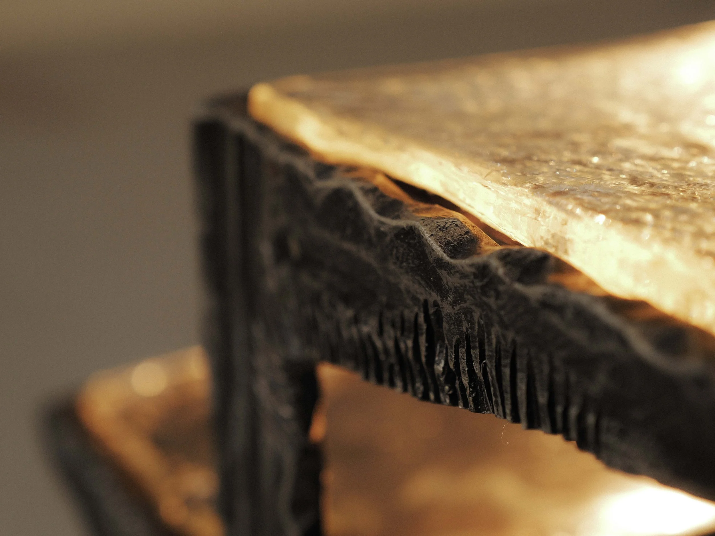 20260630T-table-d-appoint-brutaliste-en-fer-forge-et-dalles-de-verre-eclairante-15.jpg