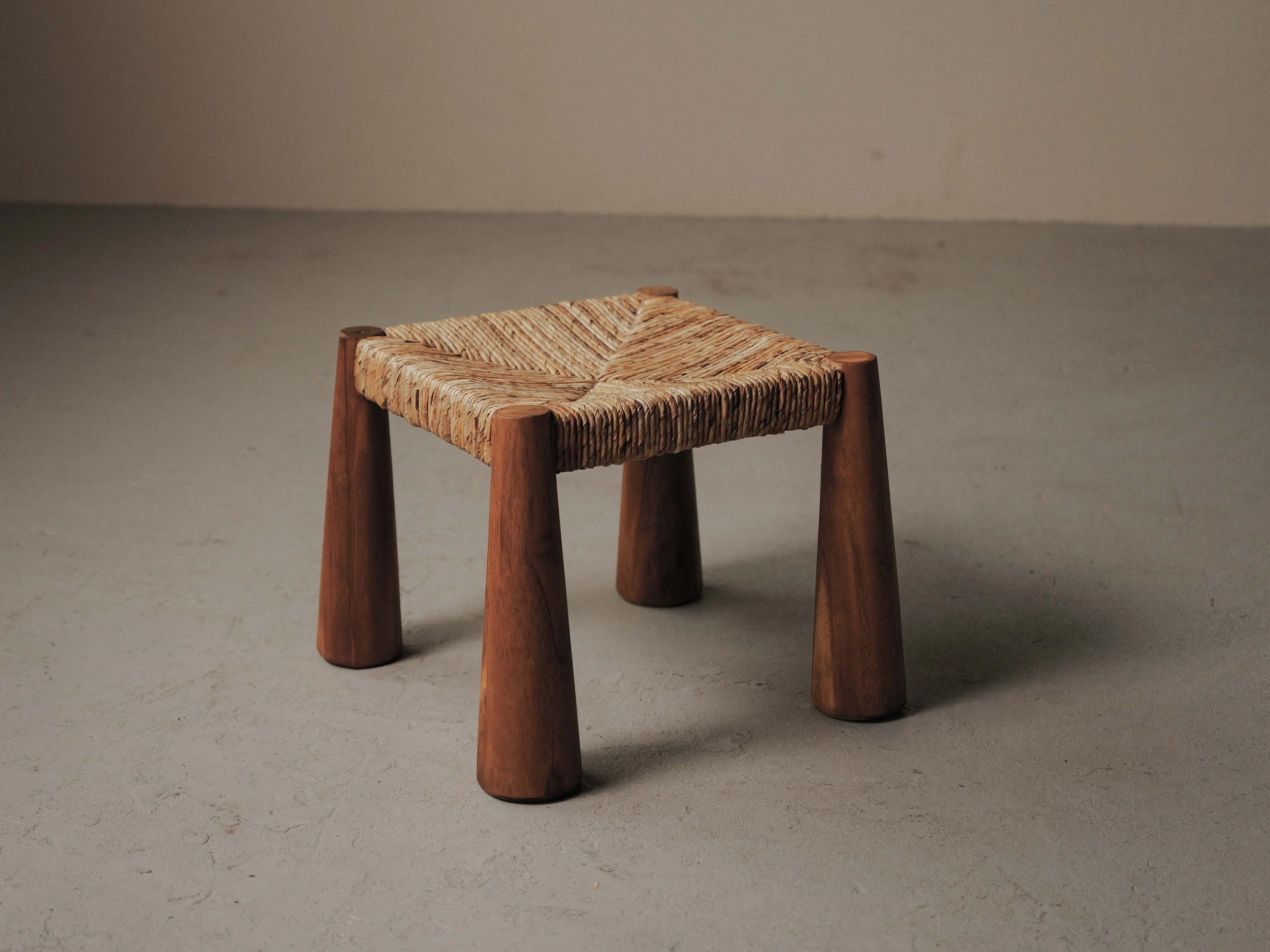 20260414A1-Grand-tabouret-artisanal-pieds-massues-bois-massif-et-paille-tressee-vers-1980.jpg
