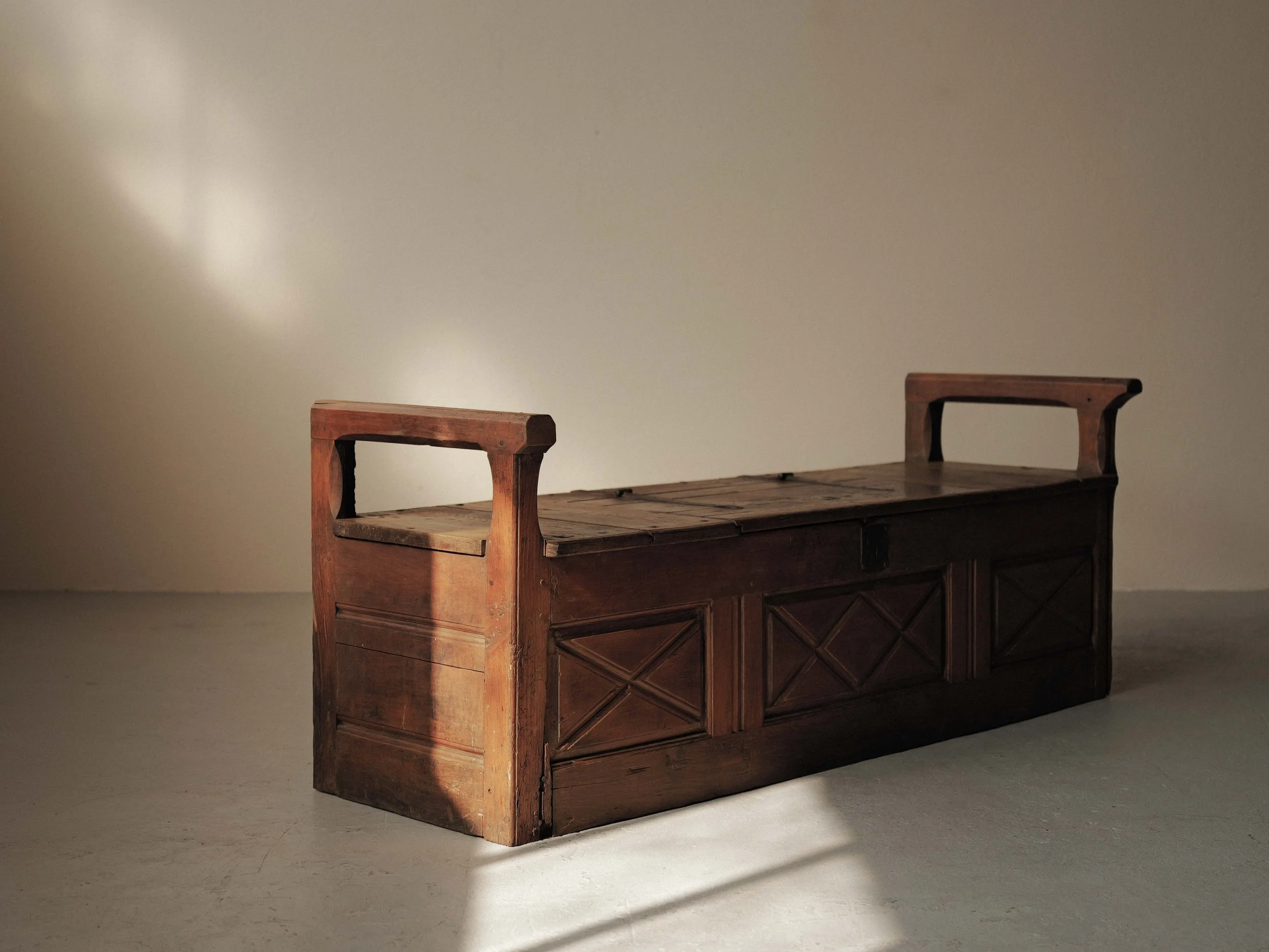20260323A2-banc-coffre-archebanc-bois-massif-art-populaire-cantal-auvergne-18eme-siecle-12.jpg