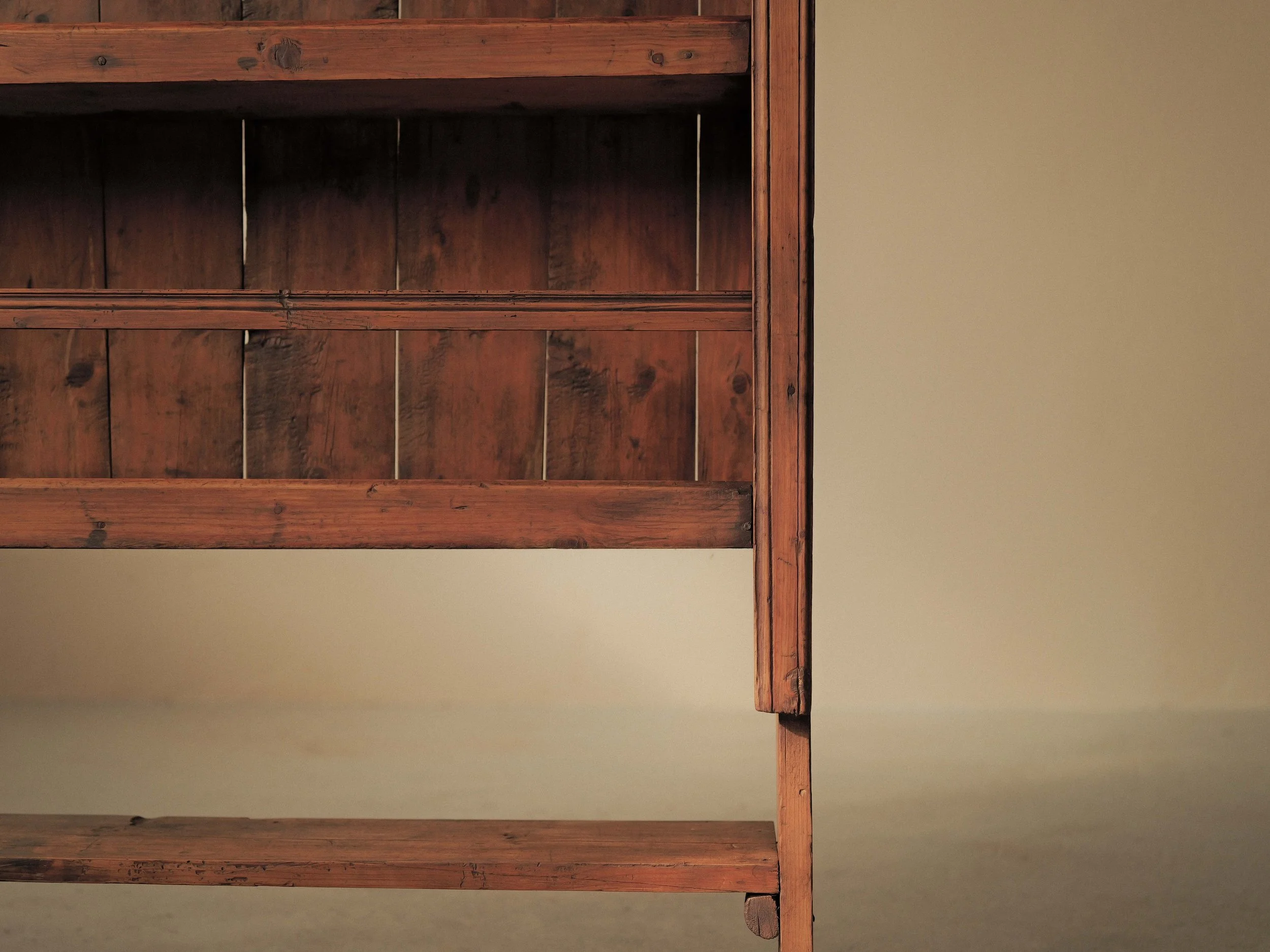 20260226M-etagere-de-montagne-en-pin-massif-ancienne-travail-artisanal-style-art-populaire-8.jpg