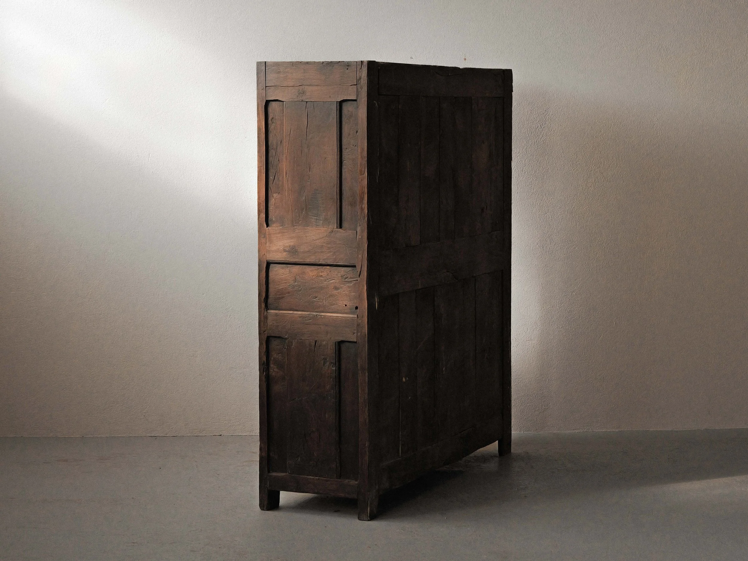 20260923M2-Armoire-coffre-en-chene-massif-entierement-sculptee-art-populaire-basque-19eme-siecle-27.jpg