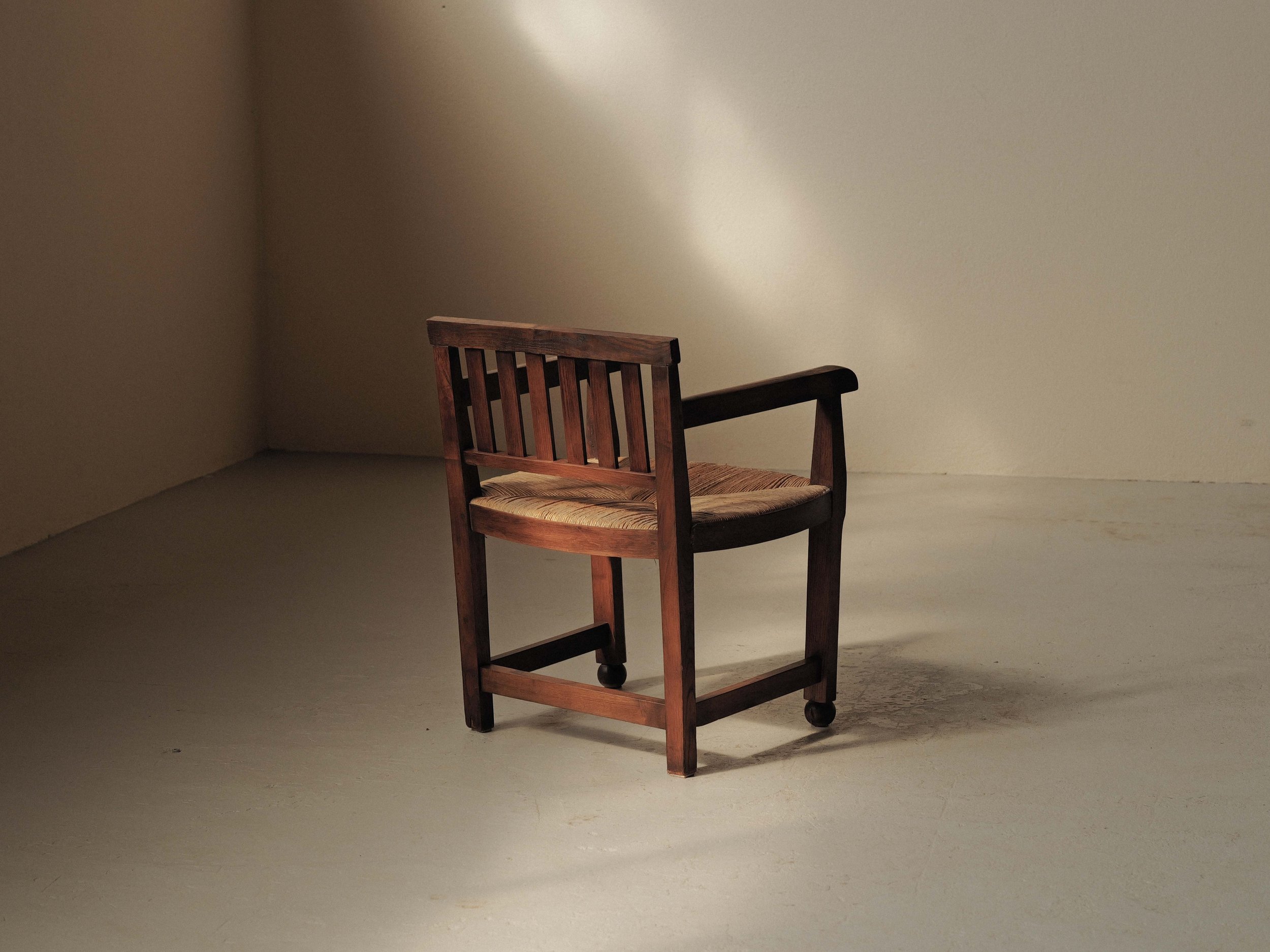 20260410A-fauteuil-artisanal-chene-massif-et-paille-tressee-vers-1950-12.jpg