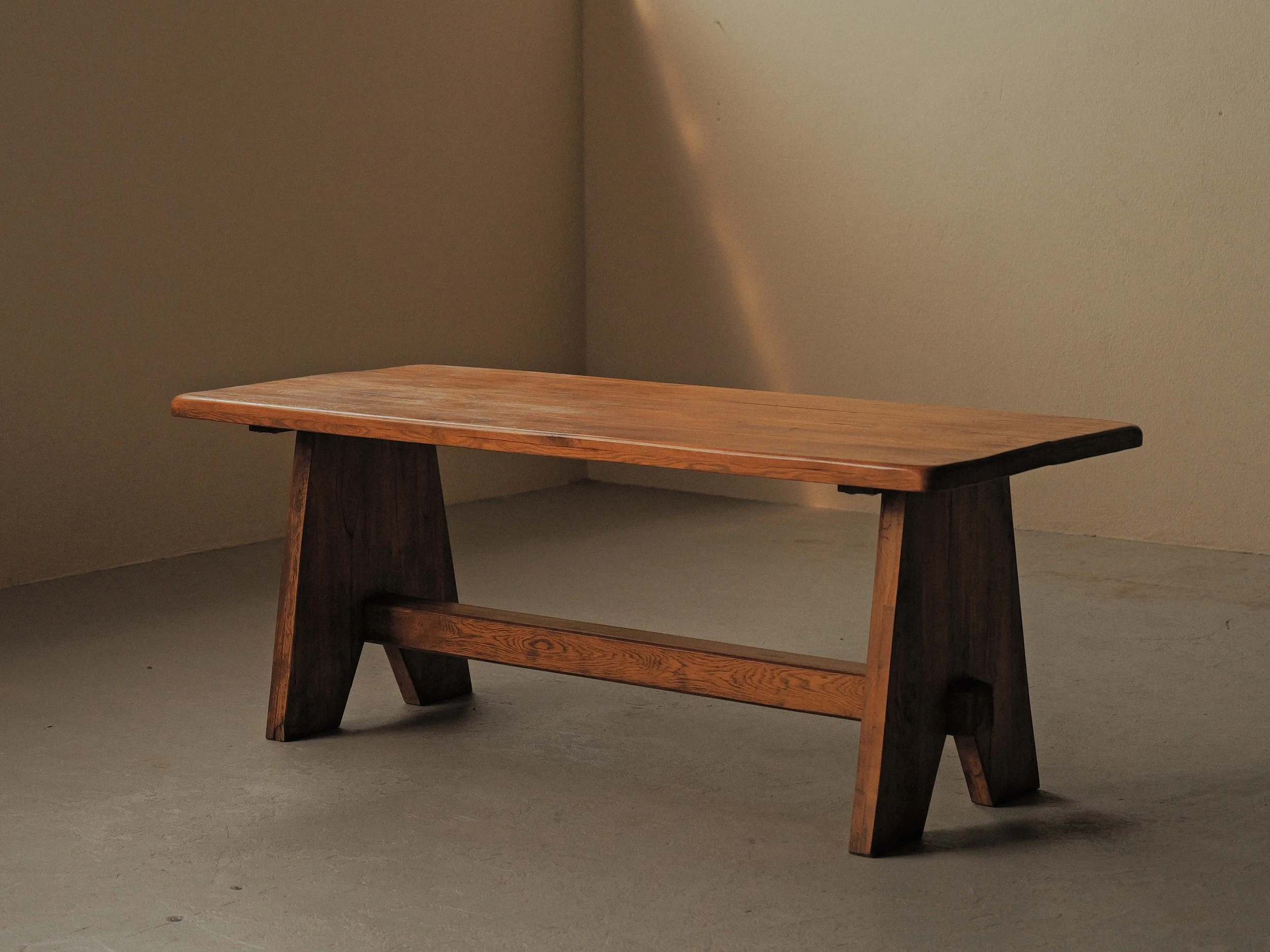 20260608T-table-de-repas-en-chene-massif-travail-artisanal-probablement-d-architecte-esprit-brutaliste-Vers-1980-12.jpg