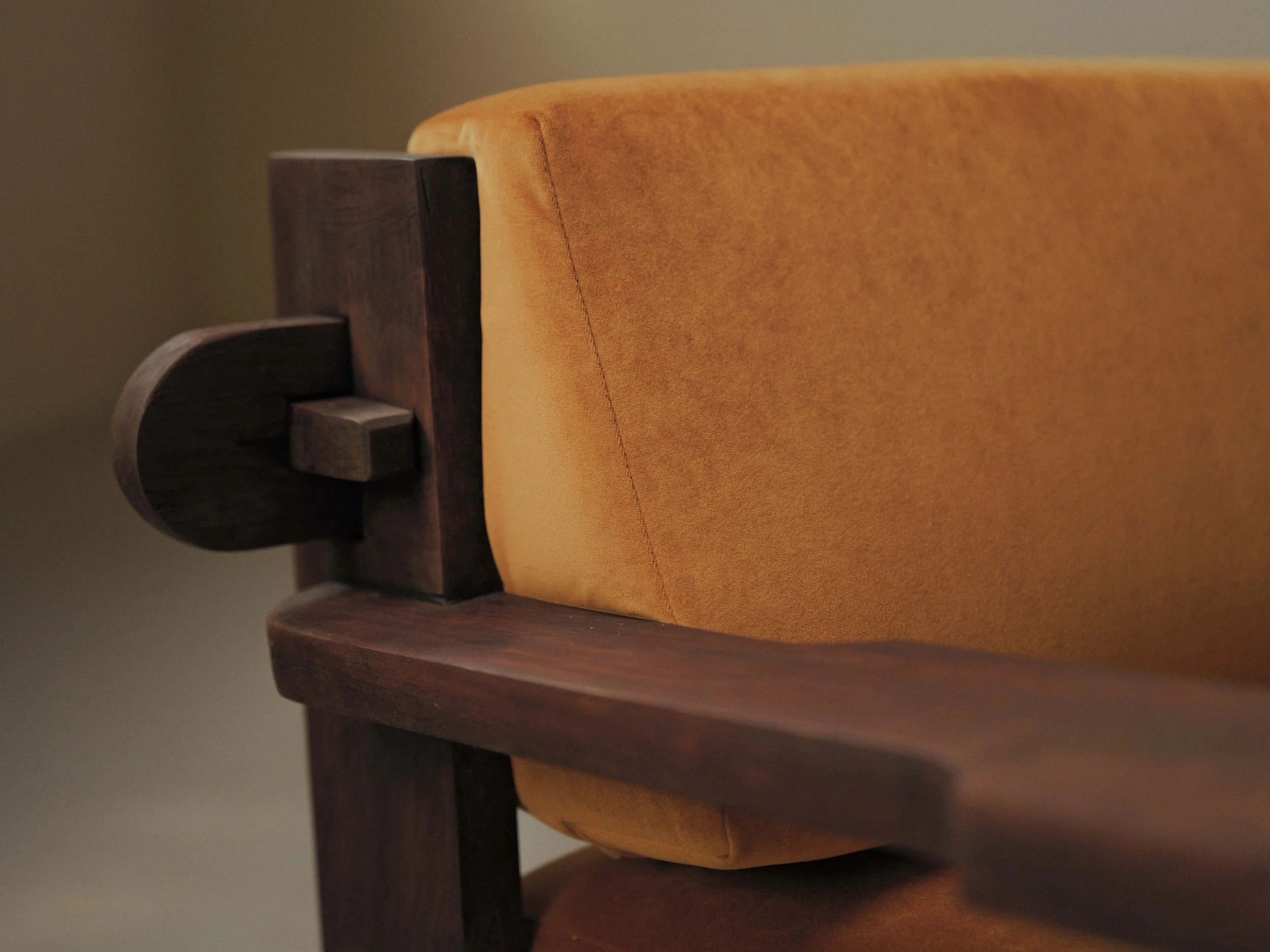 20260414A3-Paire-de-fauteuil-artisanale-travail-d-architecte-bois-massif-tissu-moutarde-circa-1970-3.jpg