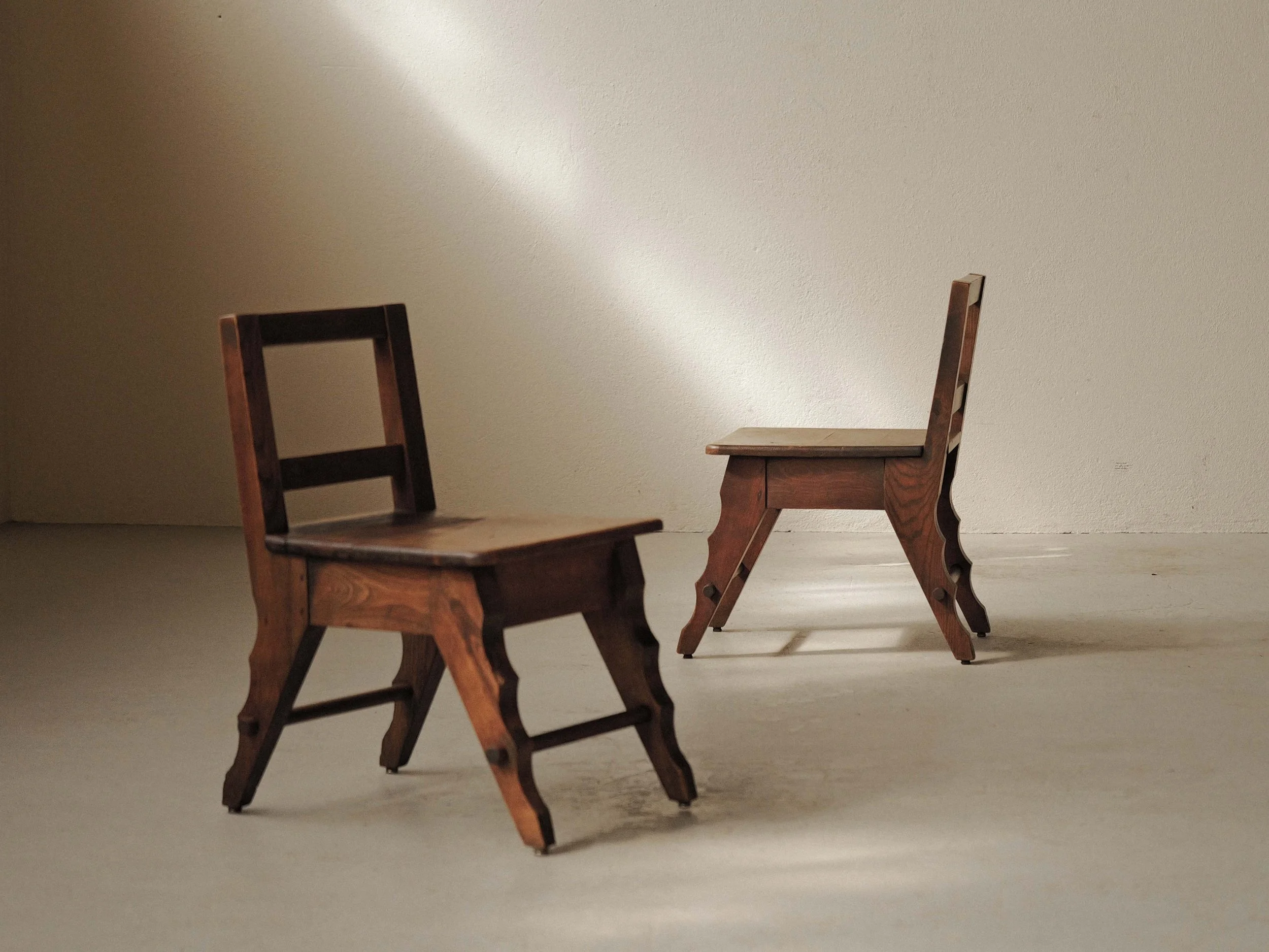 20260908A2-paire-de-chaises-d-appoint-artisanale-en-chene-massif-France-vers-1940-14.jpg