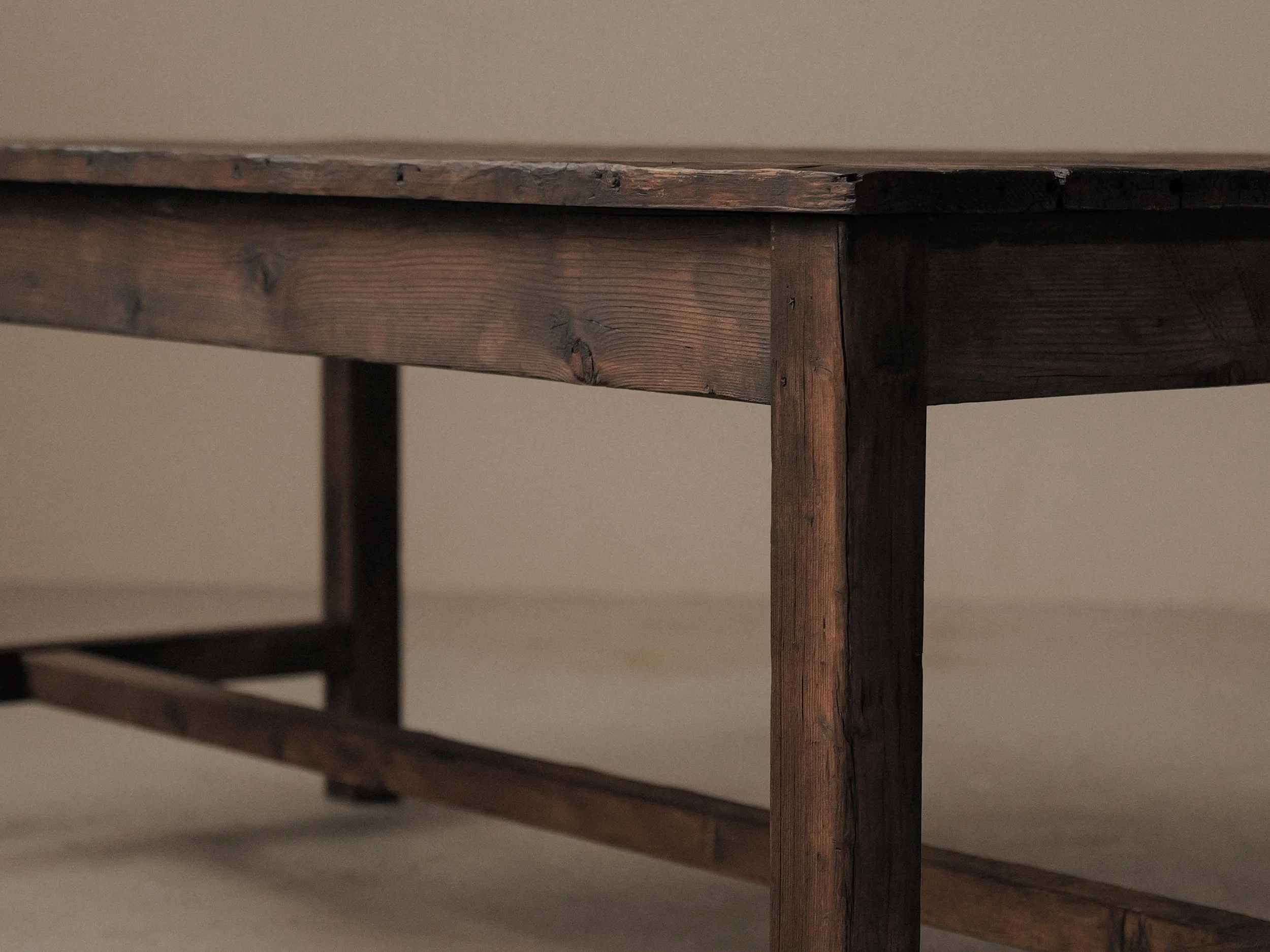 20260917T3-Table-de-ferme-en-pin-massif-travail-artisanal-debut-XXeme-siecle-15.jpg