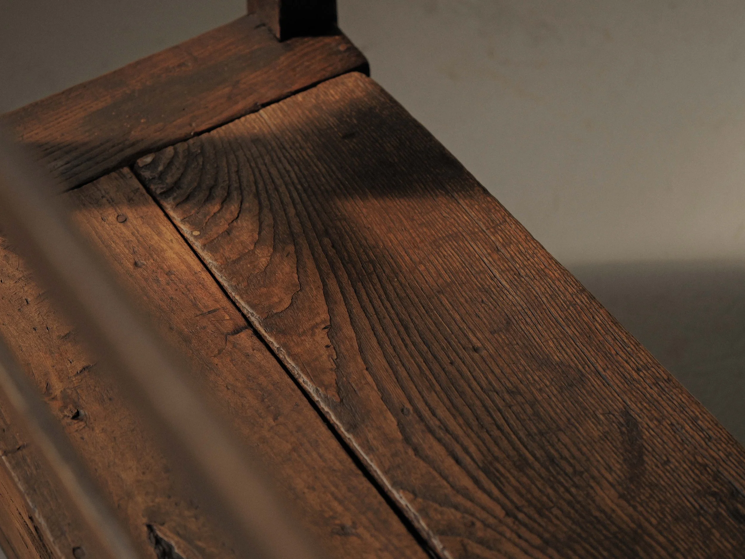 20260402A1-banc-coffre-de-cheminee-cantou-en-bois-massif-art-populaire-cevennes-19-eme-siecle-13.jpg