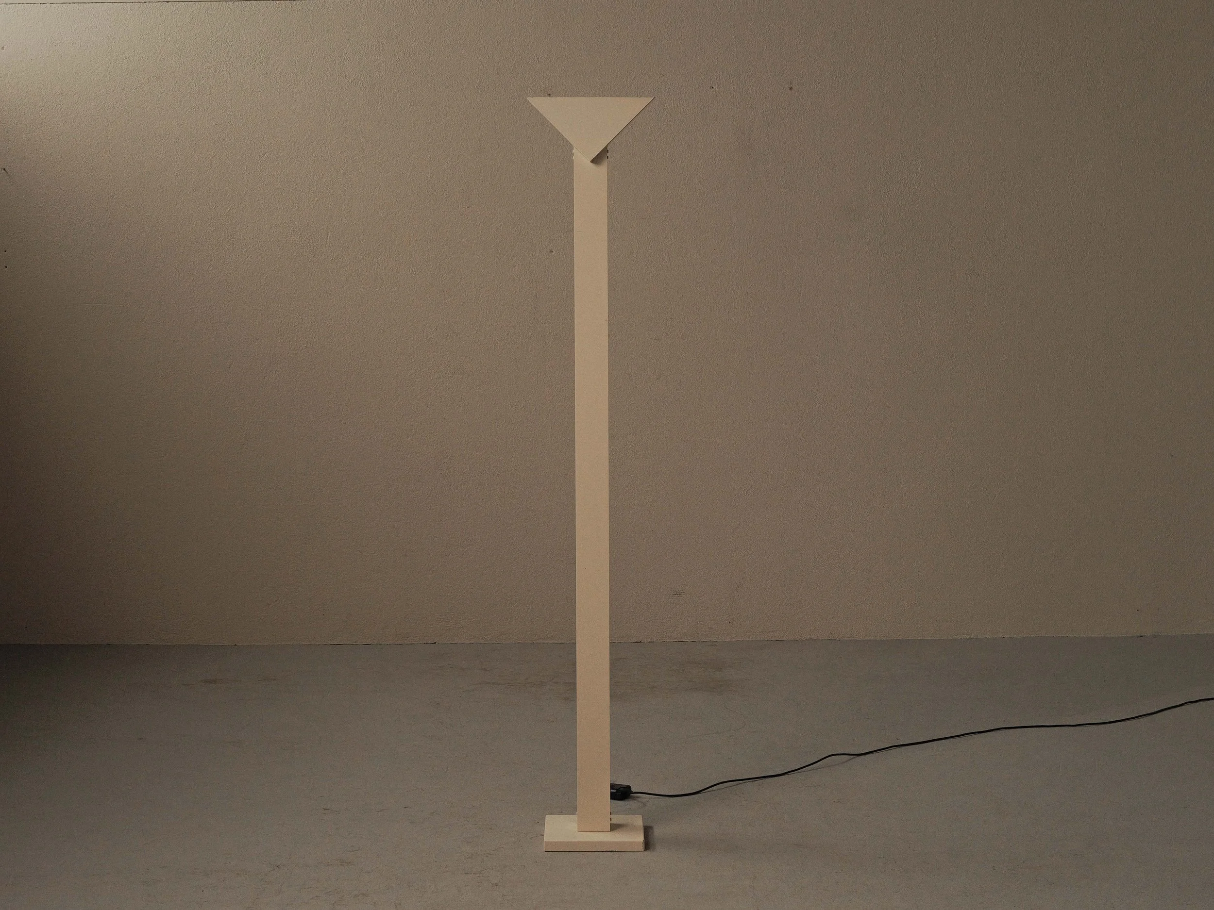 20260921L-lampadaire-minimaliste-et-geometrique-radical-design-couleur-creme-halogene-vers-1980-2.jpg
