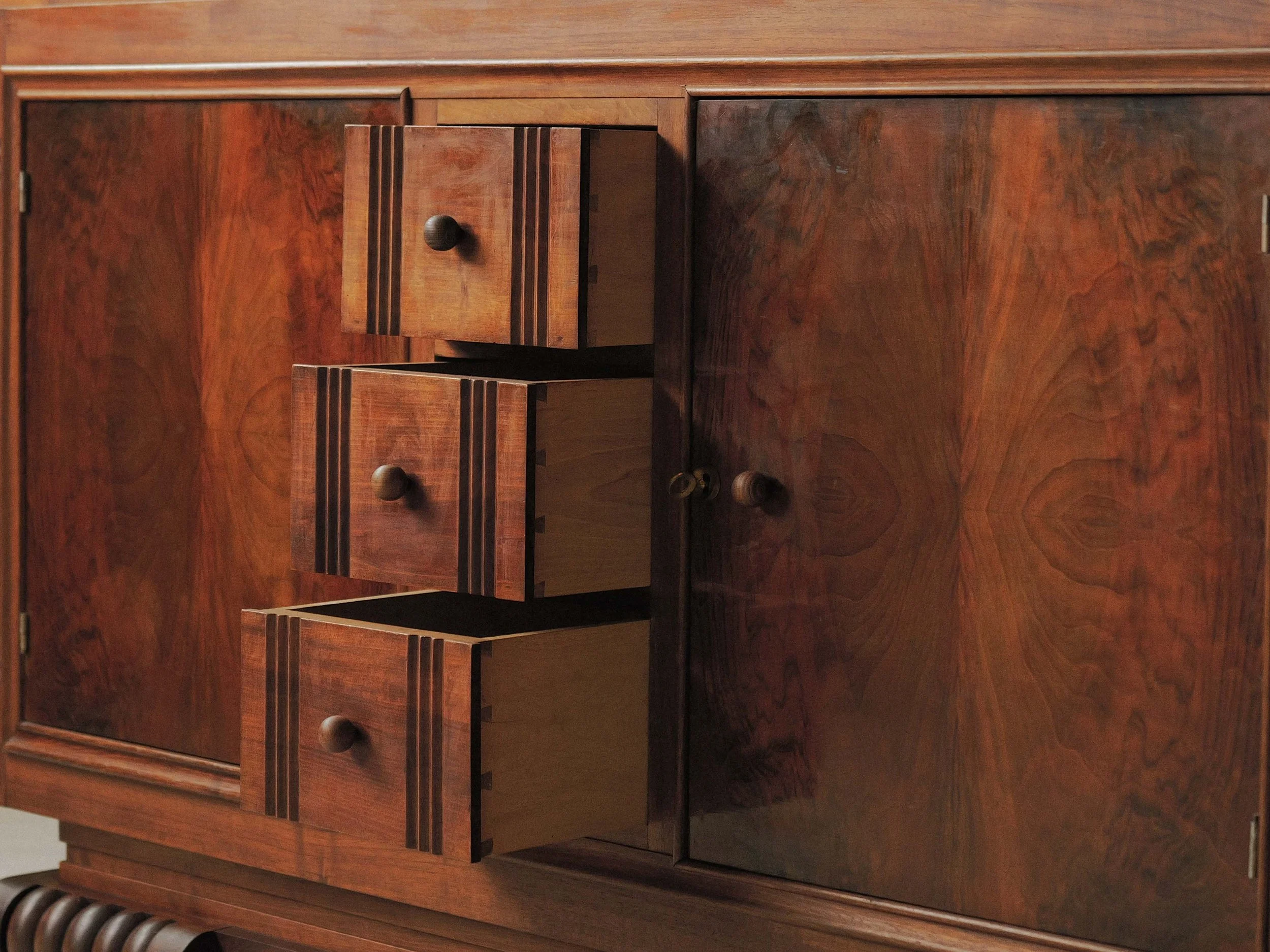 20260609M1-Buffet-de-style-art-deco-moderniste-en-noyer-et-placage-de-noyer-France-Circa-1940-7.jpg