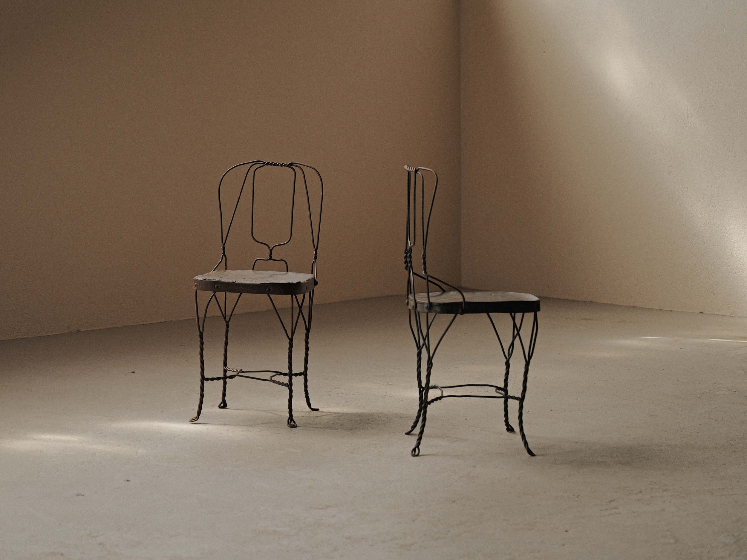 20260805A-Paire-de-chaises-naive-en-metal-tresse-et-soude-vers-1950-8.jpg