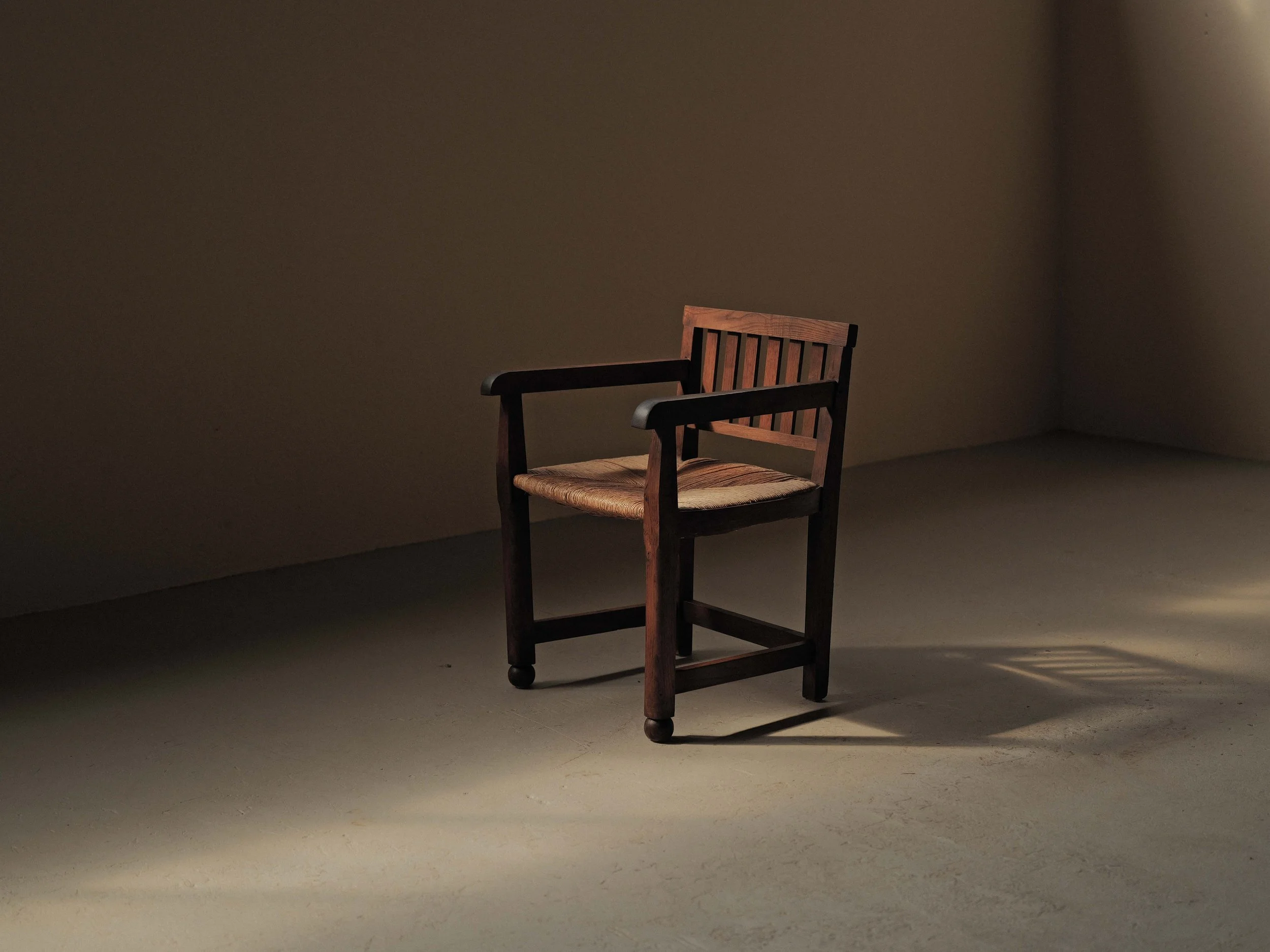 20260410A-fauteuil-artisanal-chene-massif-et-paille-tressee-vers-1950-19.jpg