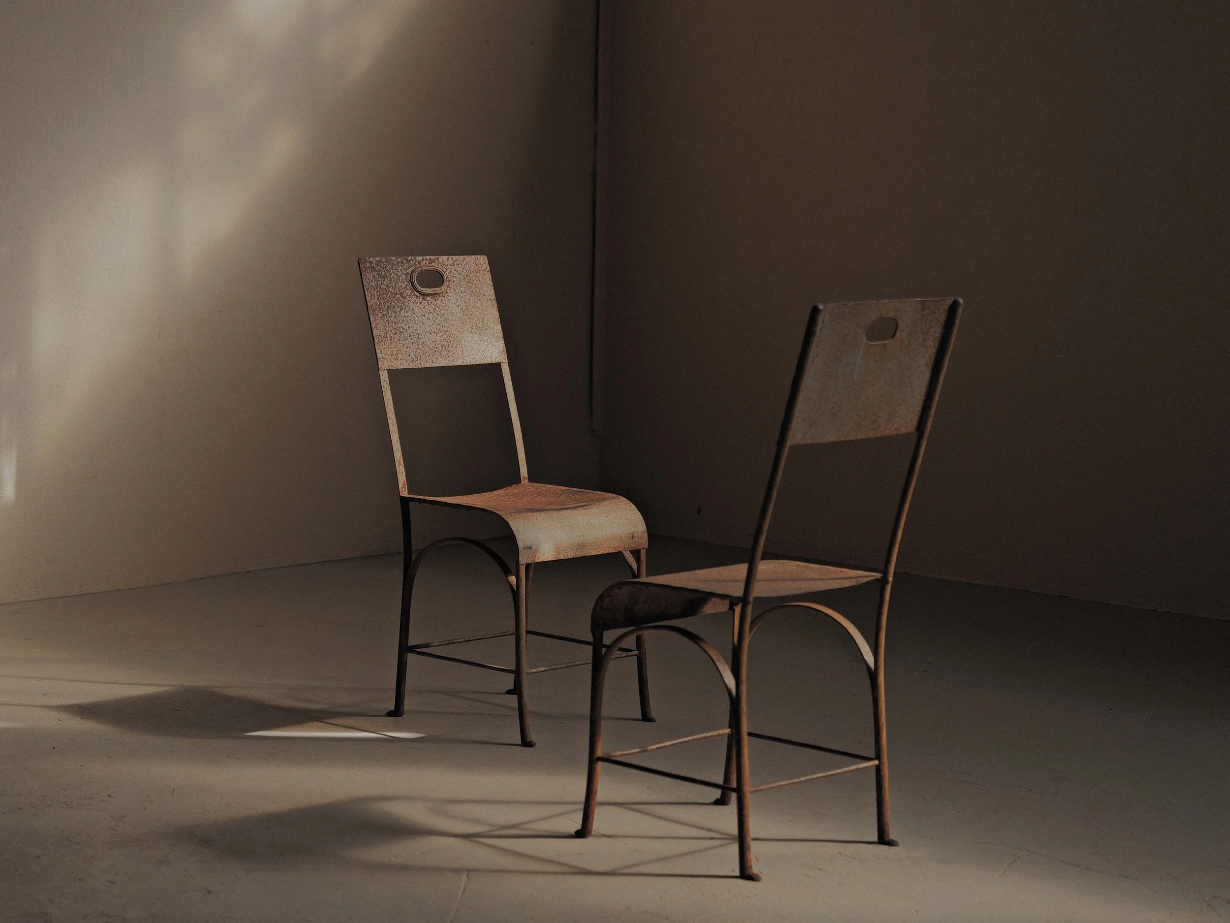 20260921A2-paire-de-chaises-en-acier-rivete-vers-1920-5.jpg