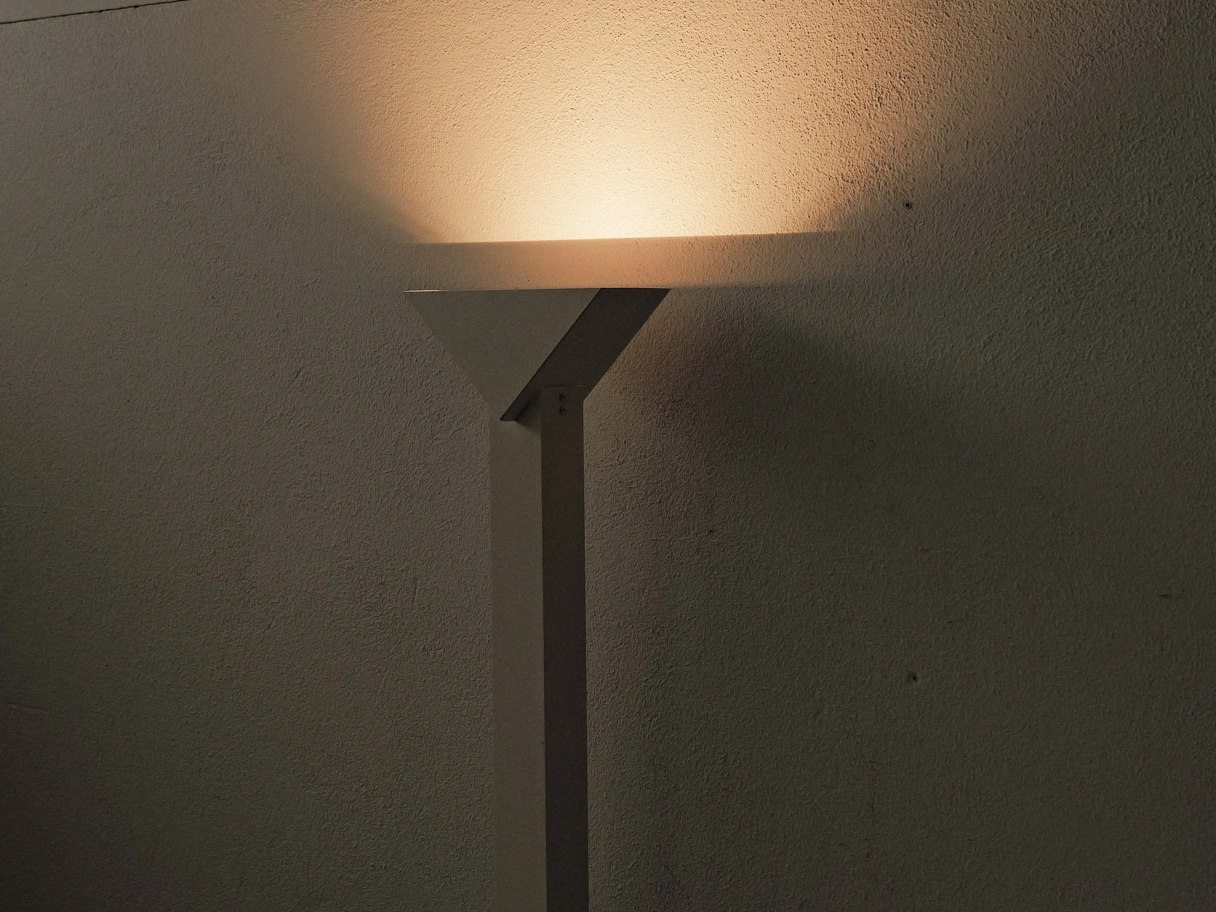20260921L-lampadaire-minimaliste-et-geometrique-radical-design-couleur-creme-halogene-vers-1980-11.jpg