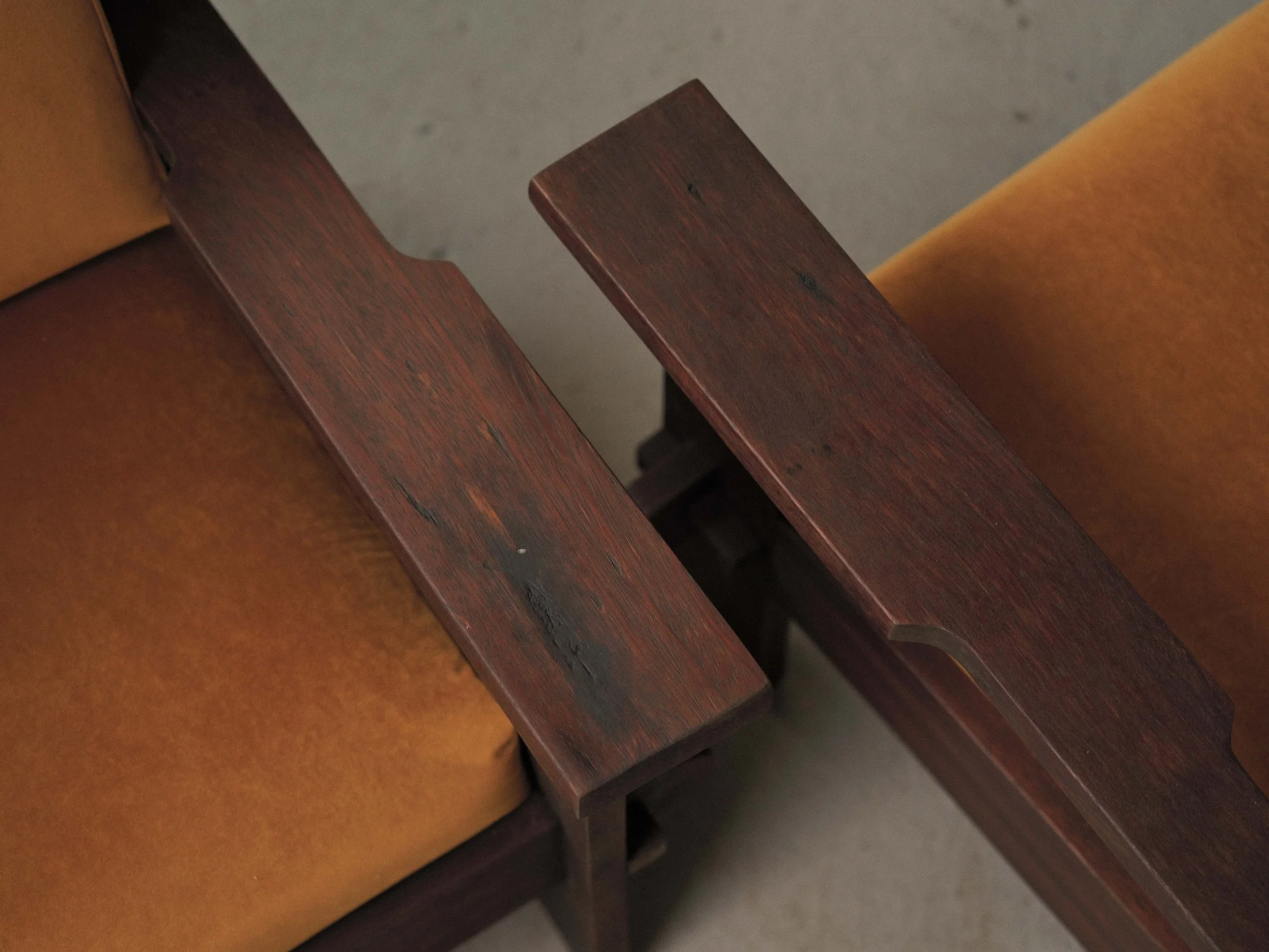 20260414A3-Paire-de-fauteuil-artisanale-travail-d-architecte-bois-massif-tissu-moutarde-circa-1970-16.jpg