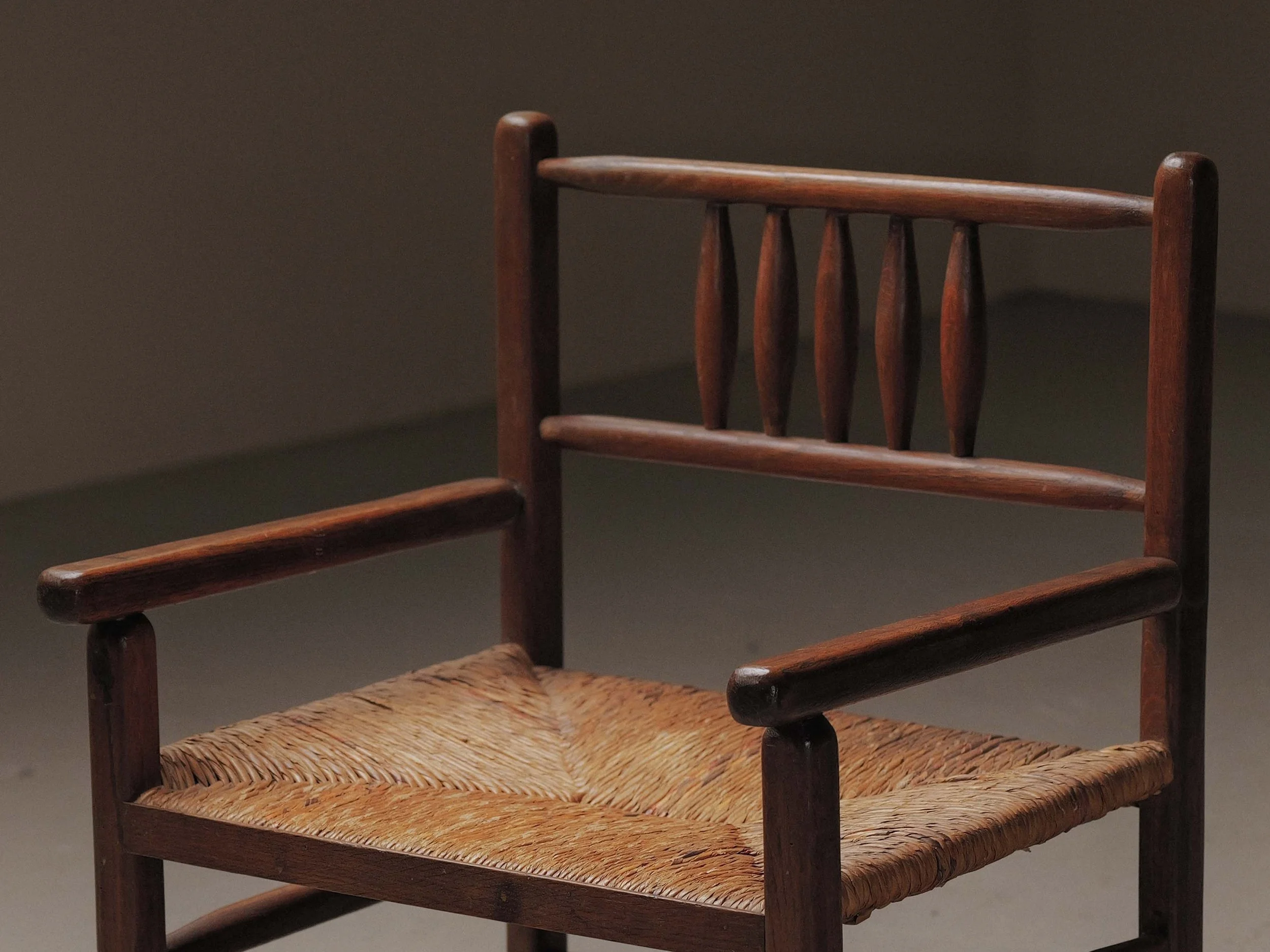 20260421A2-Fauteuil-bois-massif-paille-Vers-1950-4.jpg