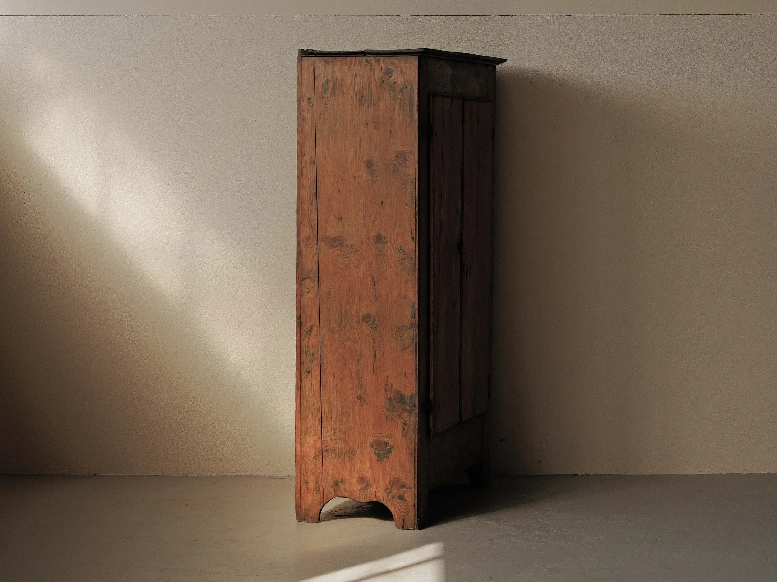 20260402M1-Armoire-alpine-en-pin-massif-art-populaire-savoie-18eme-siecle-16.jpg