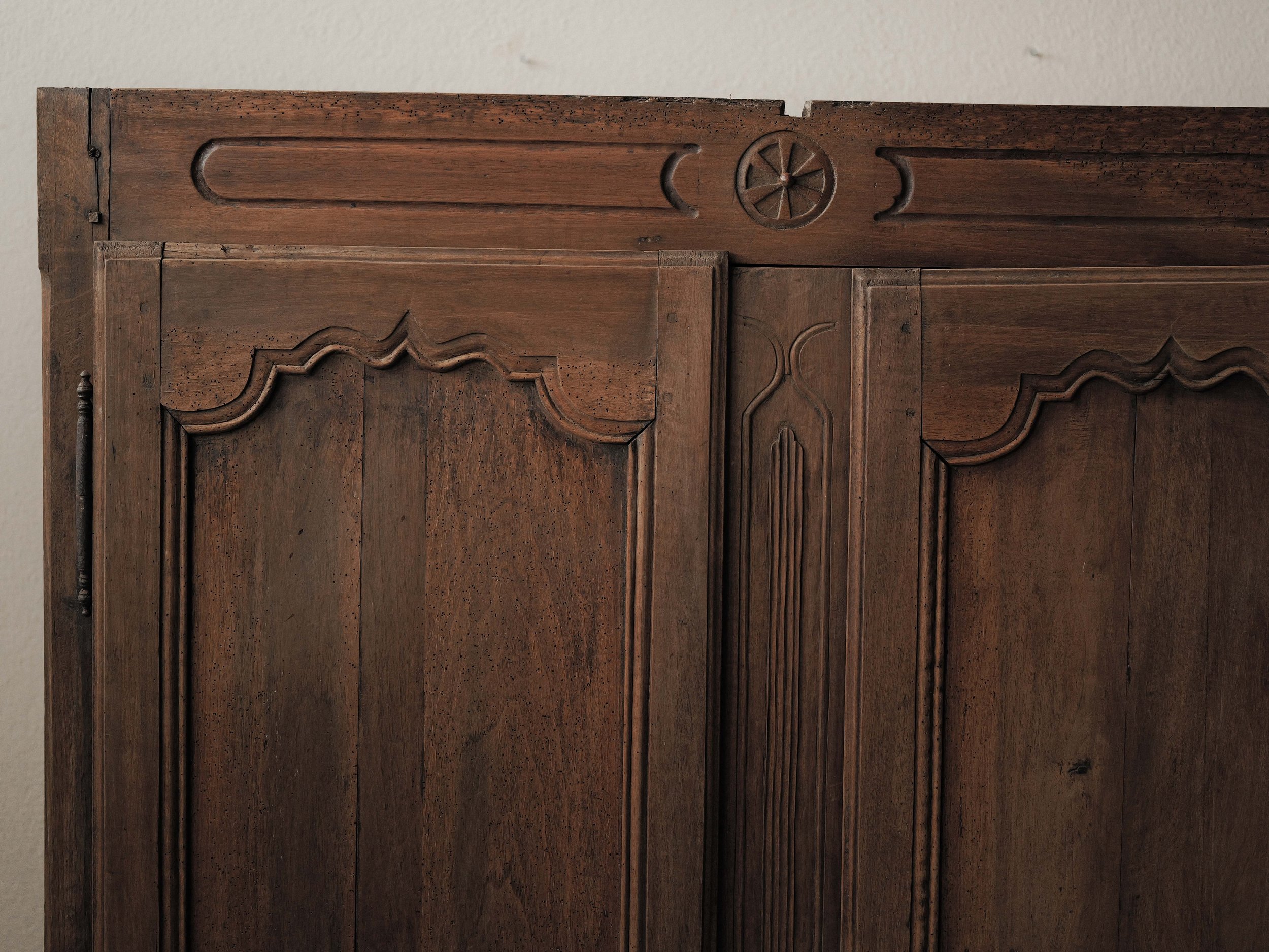 20260506M-armoire-paysanne-en-bois-massif-art-populaire-Auvergne-Cantal-19eme-siecle-6.jpg