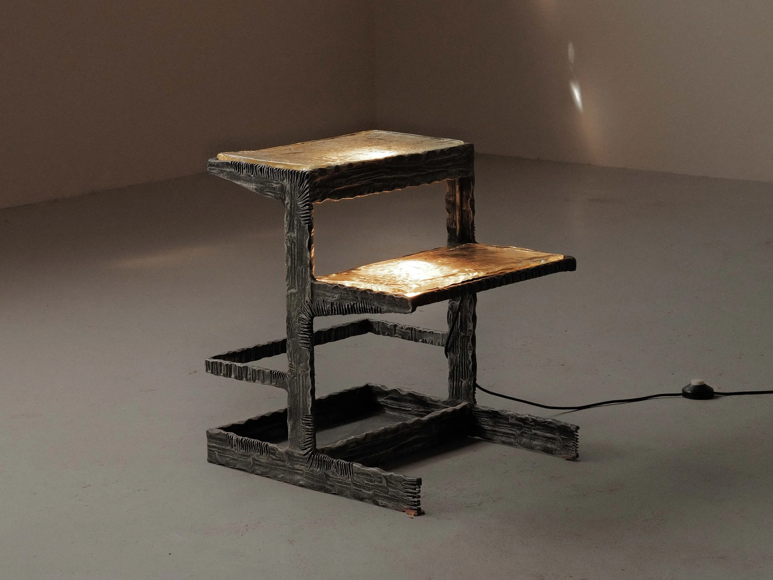 20260630T-table-d-appoint-brutaliste-en-fer-forge-et-dalles-de-verre-eclairante.jpg
