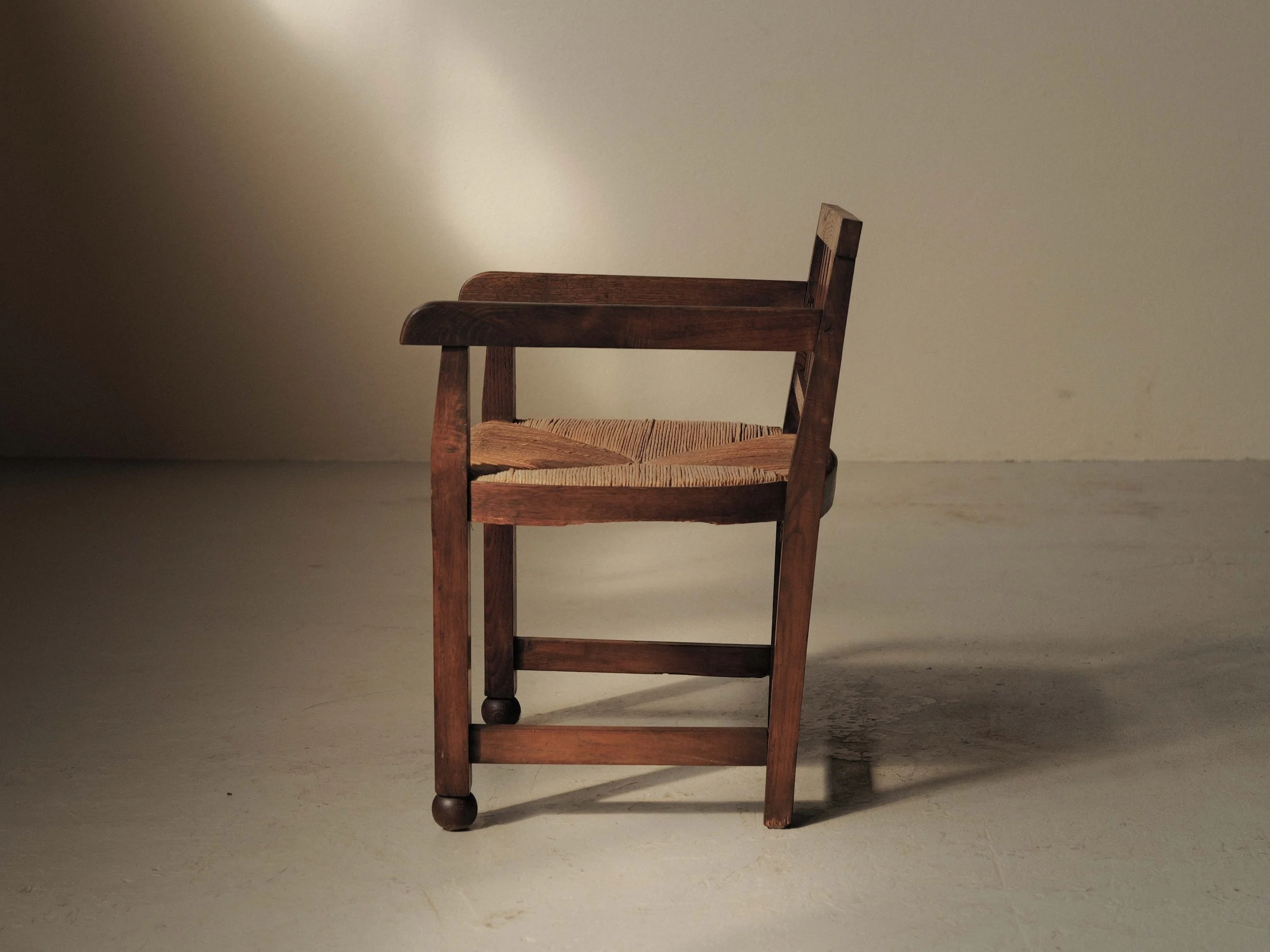 20260410A-fauteuil-artisanal-chene-massif-et-paille-tressee-vers-1950-16.jpg