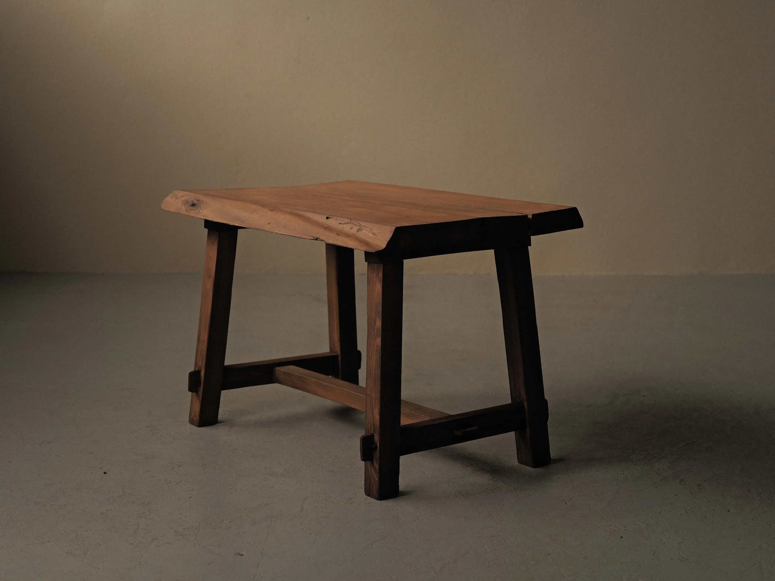 20260128T2-Bureau-ou-table-brutaliste-en-chene-massif-France-Vers-1980-8.jpg