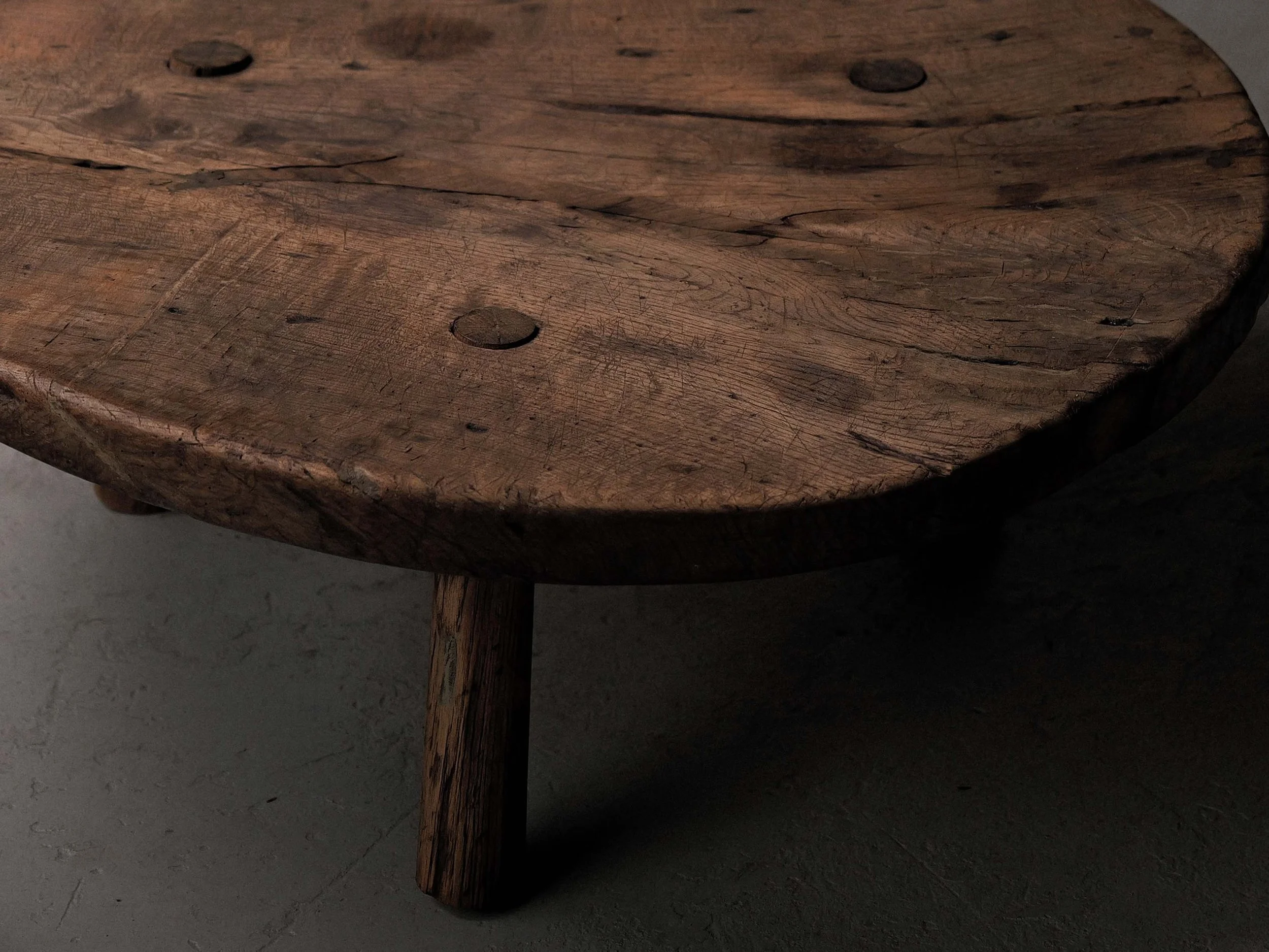 20260122T1-table-basse-ronde-brutaliste-artisanale-chene-massif-tripode-1950-7.jpg