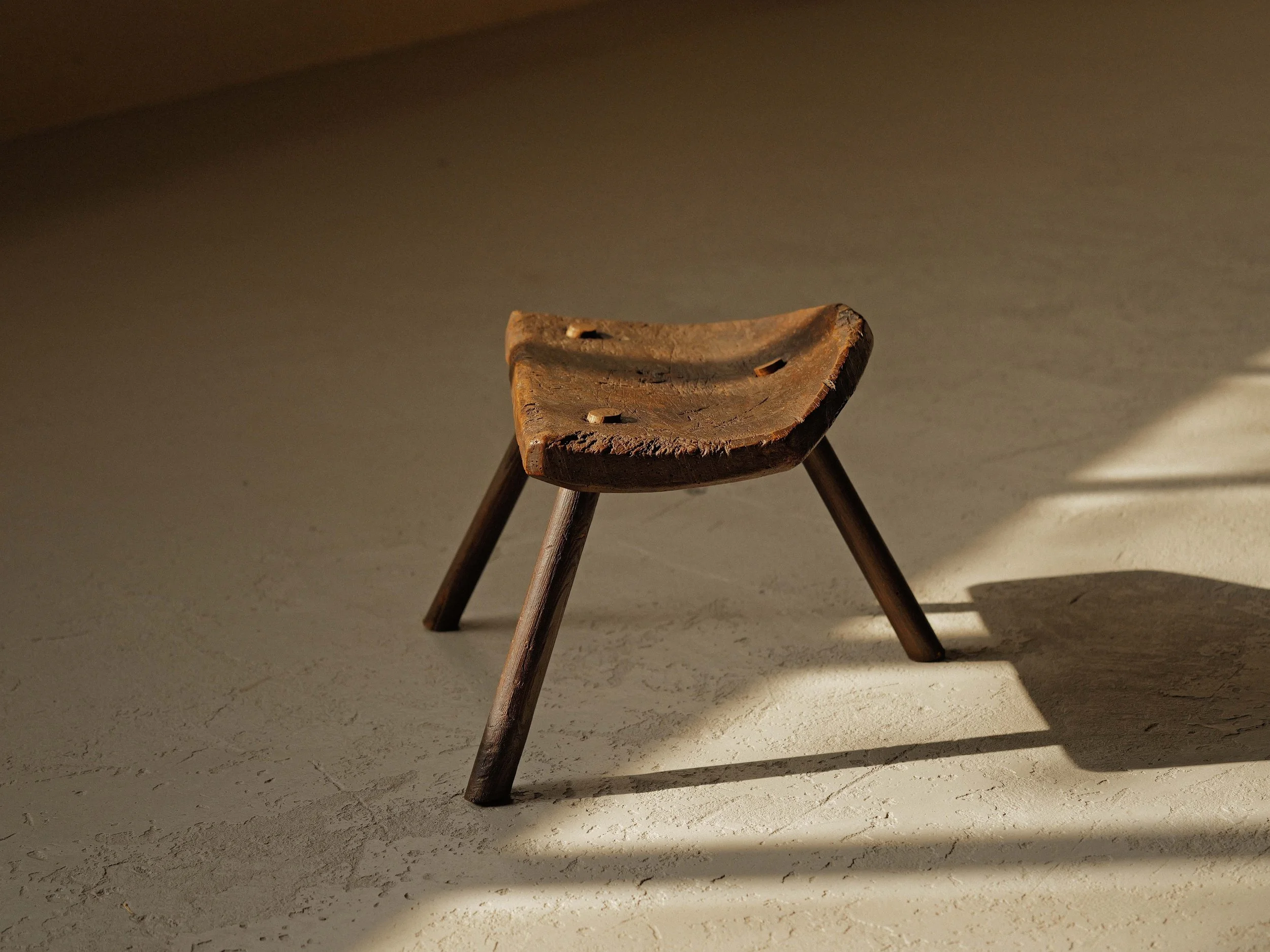 20260309A-tabouret-de-traite-art-populaire-bois-massif-auvergne-Vers-1900.jpg