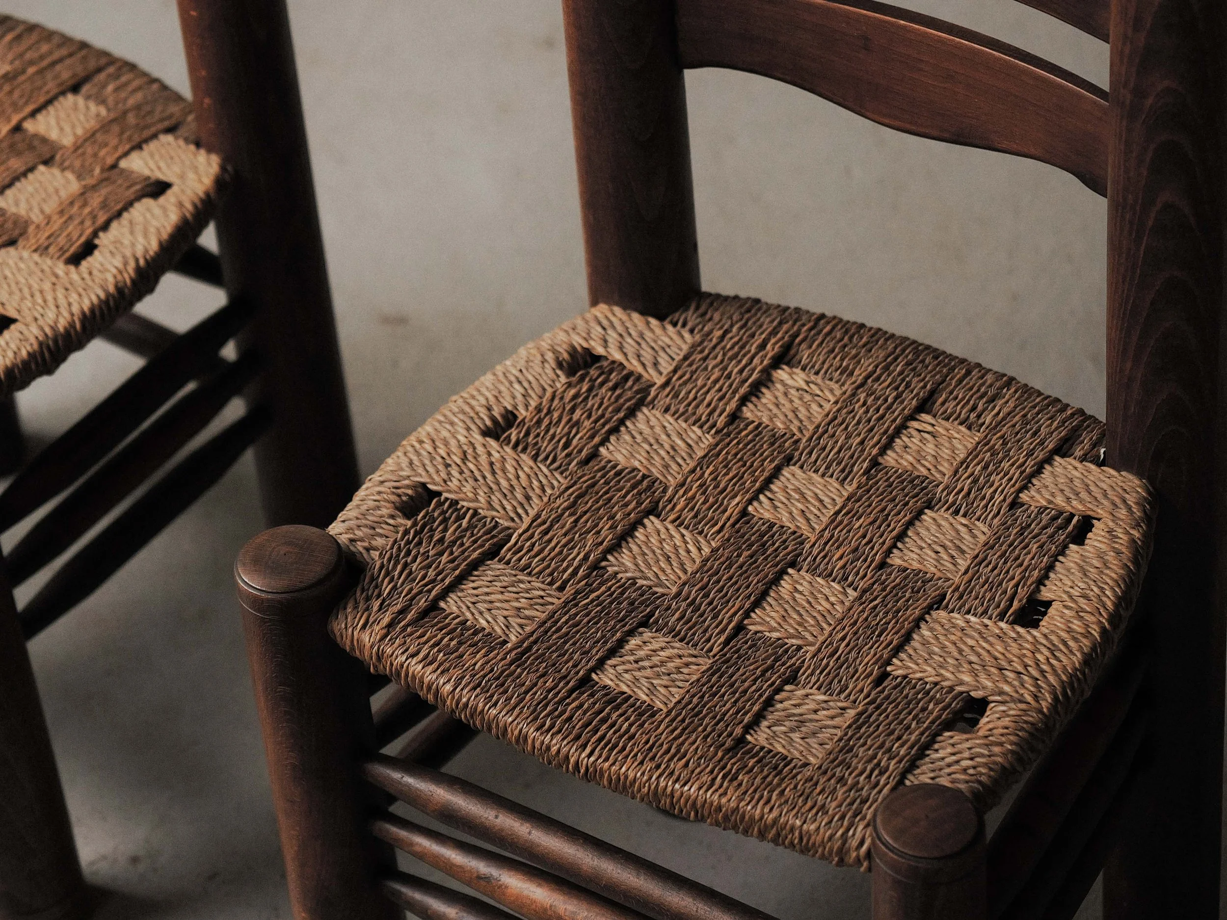 20260603A1-Ensemble-de-4-chaises-rustico-modernistes-en-hetre-massif-France-vers-1940-4.jpg