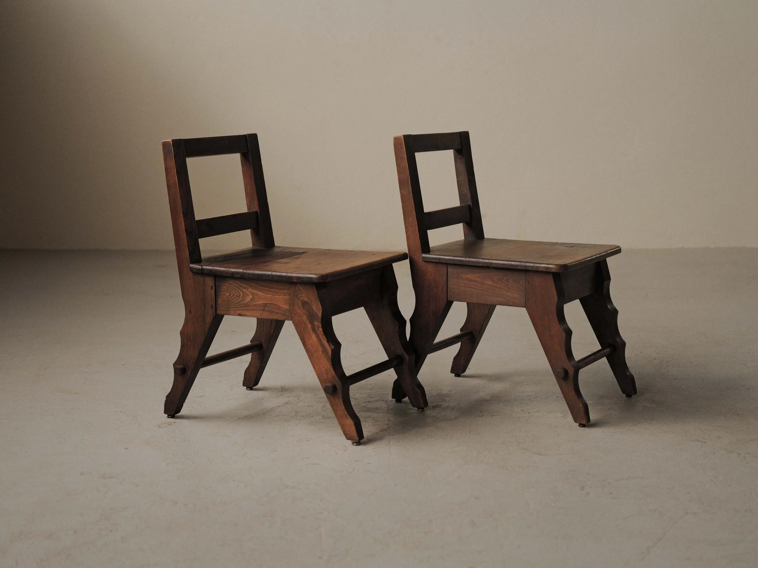 20260908A2-paire-de-chaises-d-appoint-artisanale-en-chene-massif-France-vers-1940-12.jpg