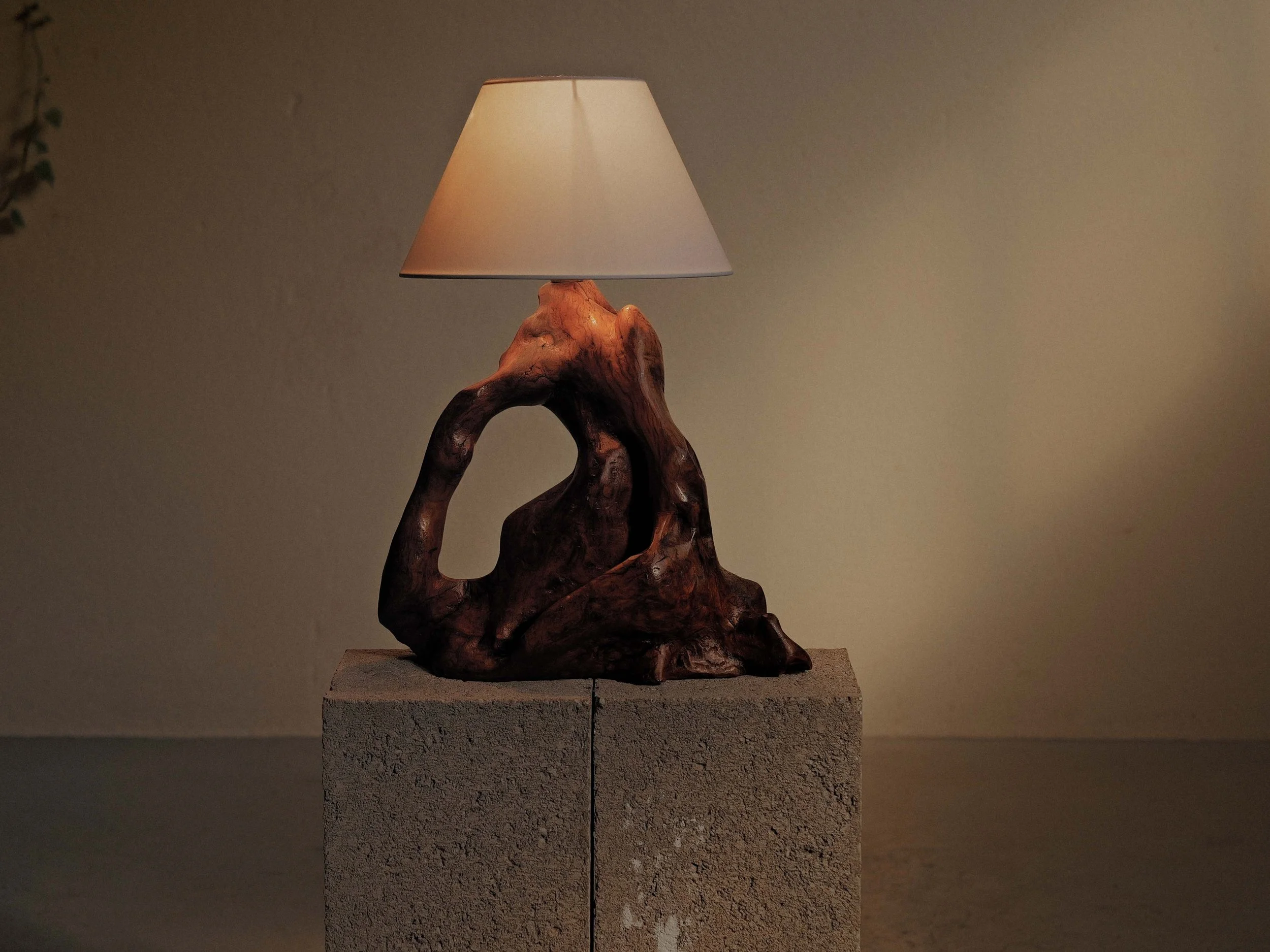 20260929L-lampe-brutaliste-artisanale-en-olivier-massif-provence-vers-1960-8.jpg