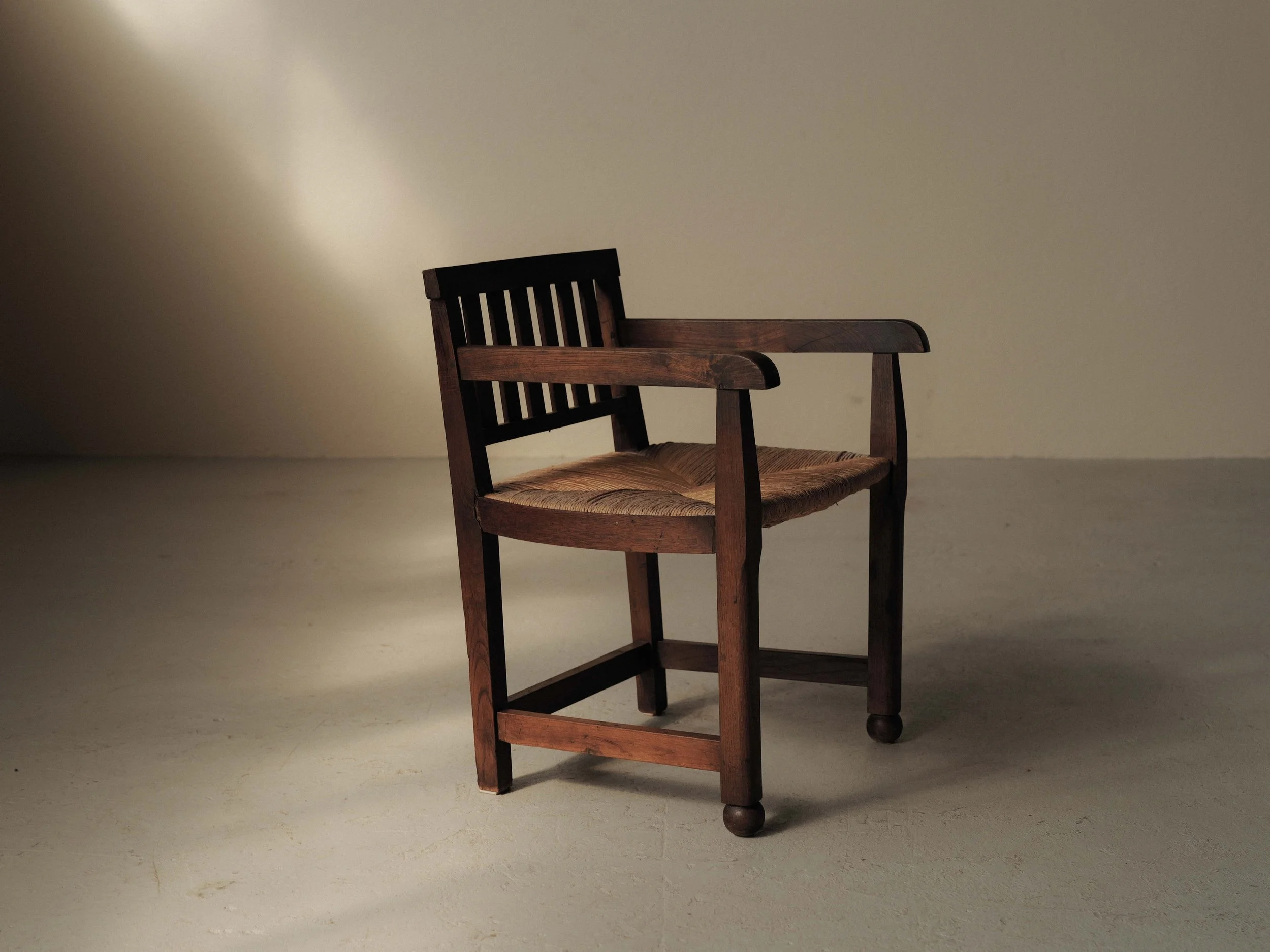 20260410A-fauteuil-artisanal-chene-massif-et-paille-tressee-vers-1950-8.jpg