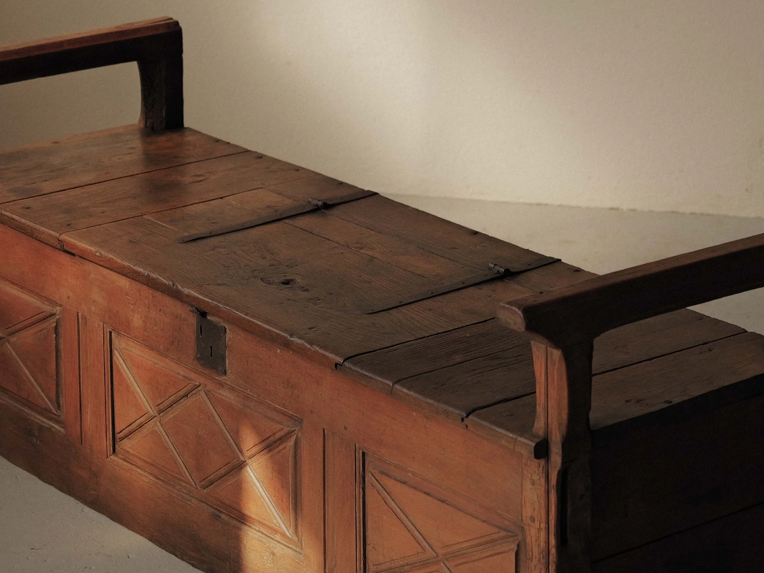20260323A2-banc-coffre-archebanc-bois-massif-art-populaire-cantal-auvergne-18eme-siecle-14.jpg
