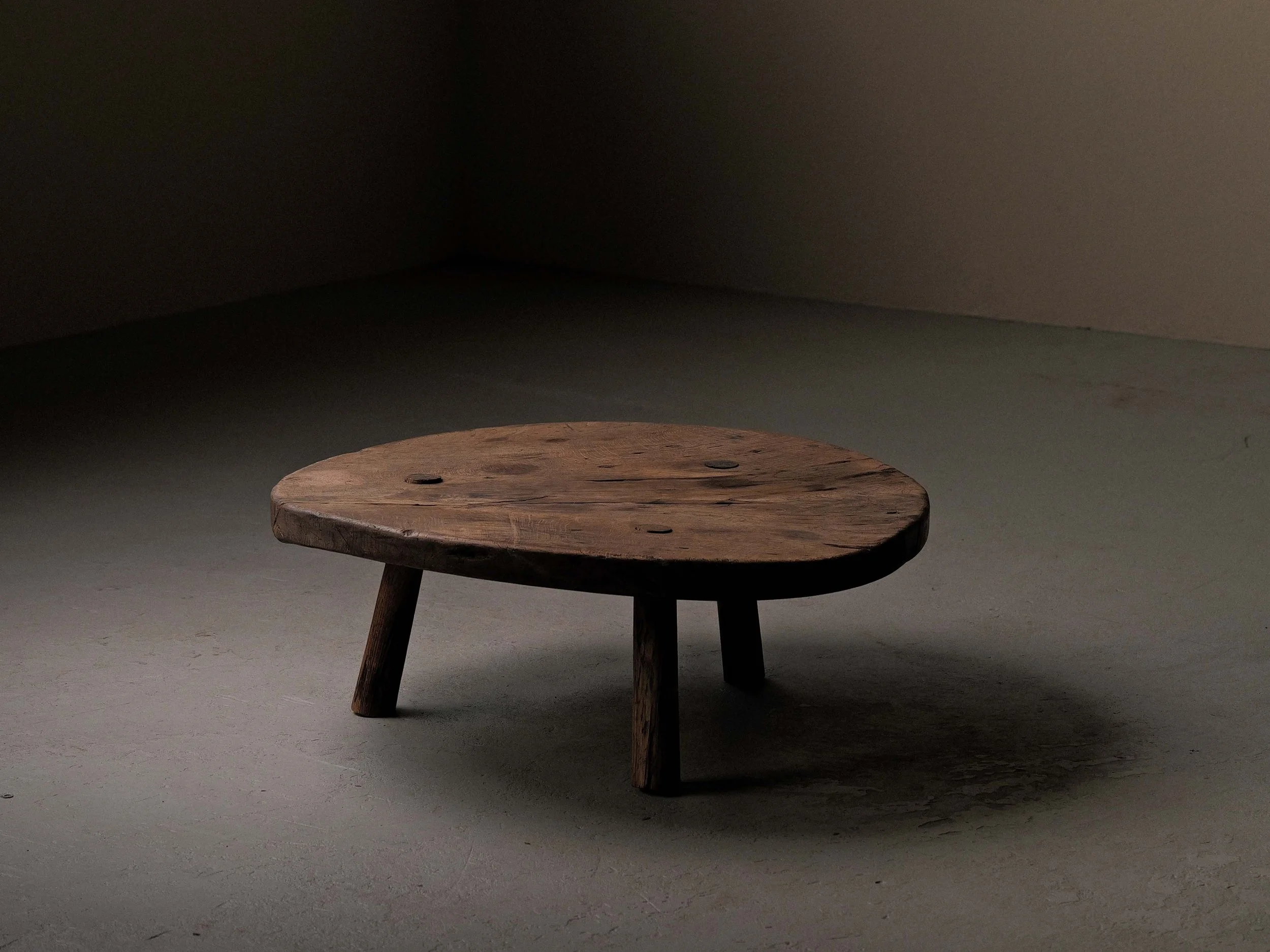 20260122T1-table-basse-ronde-brutaliste-artisanale-chene-massif-tripode-1950-14.jpg